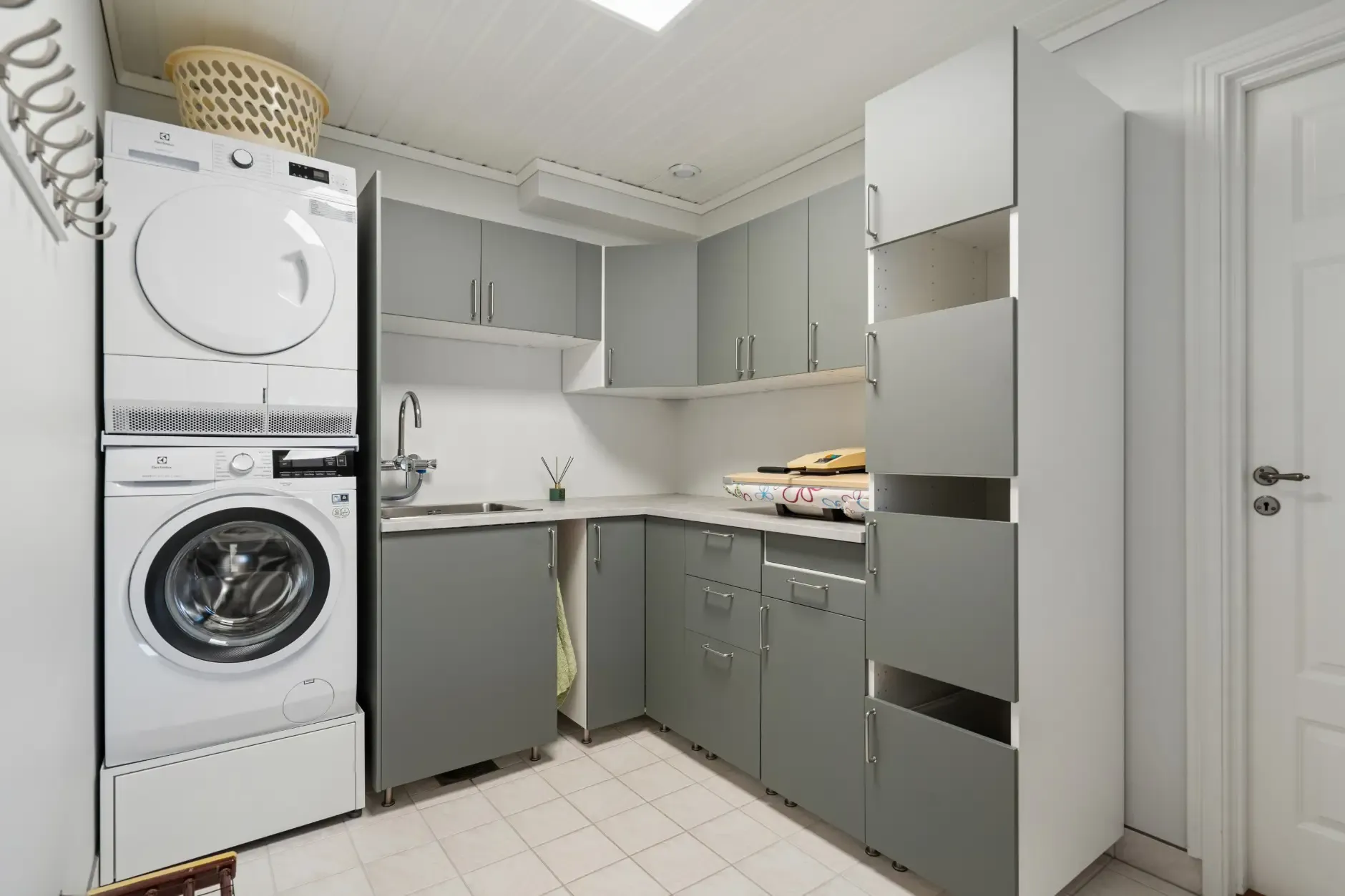 Spacious 5-Bedroom House with Expansive Garden in Scenic Ulvsvåg, Norway - View image 23 of 45