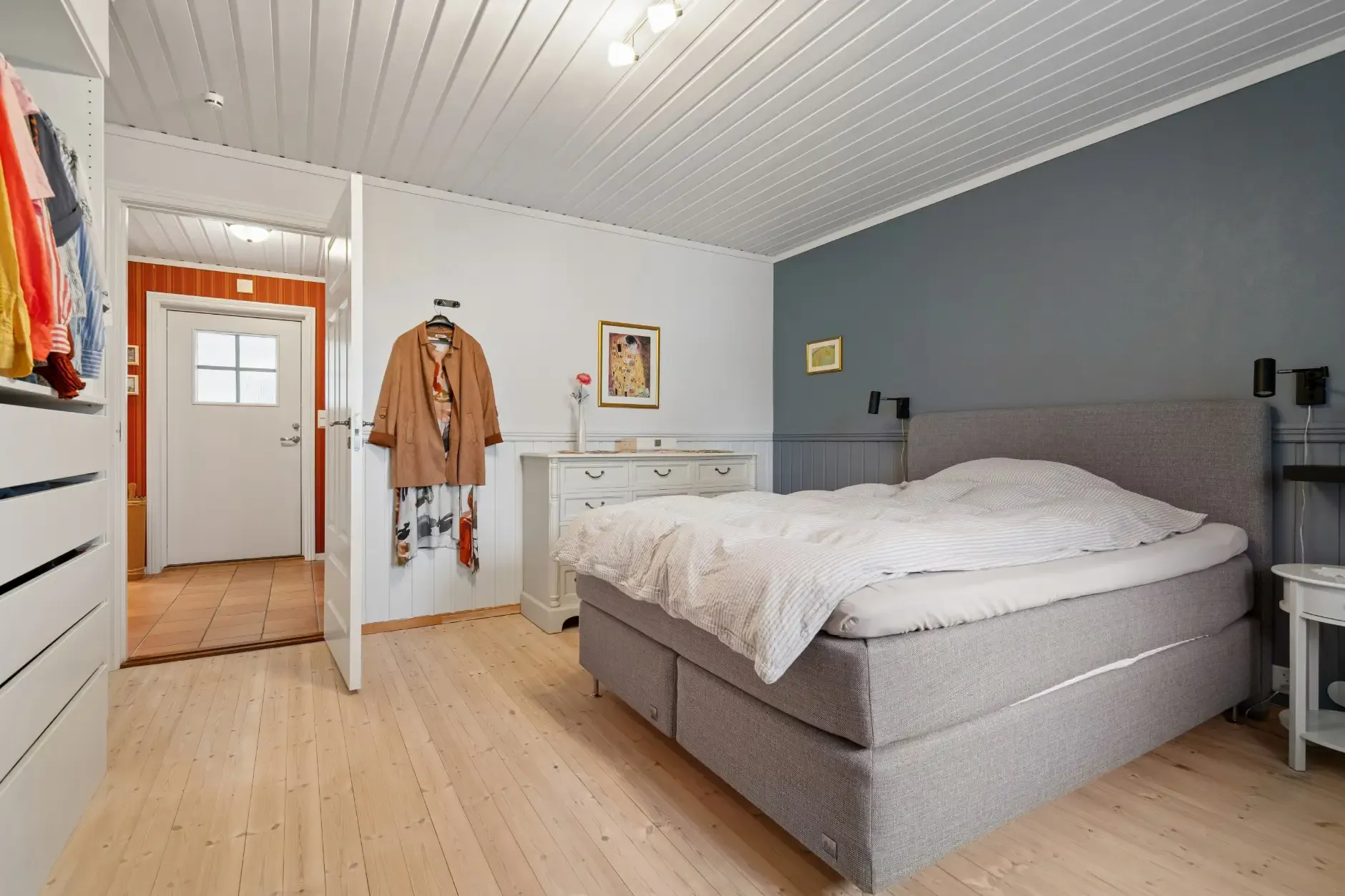 Spacious 5-Bedroom House with Expansive Garden in Scenic Ulvsvåg, Norway - View image 24 of 45