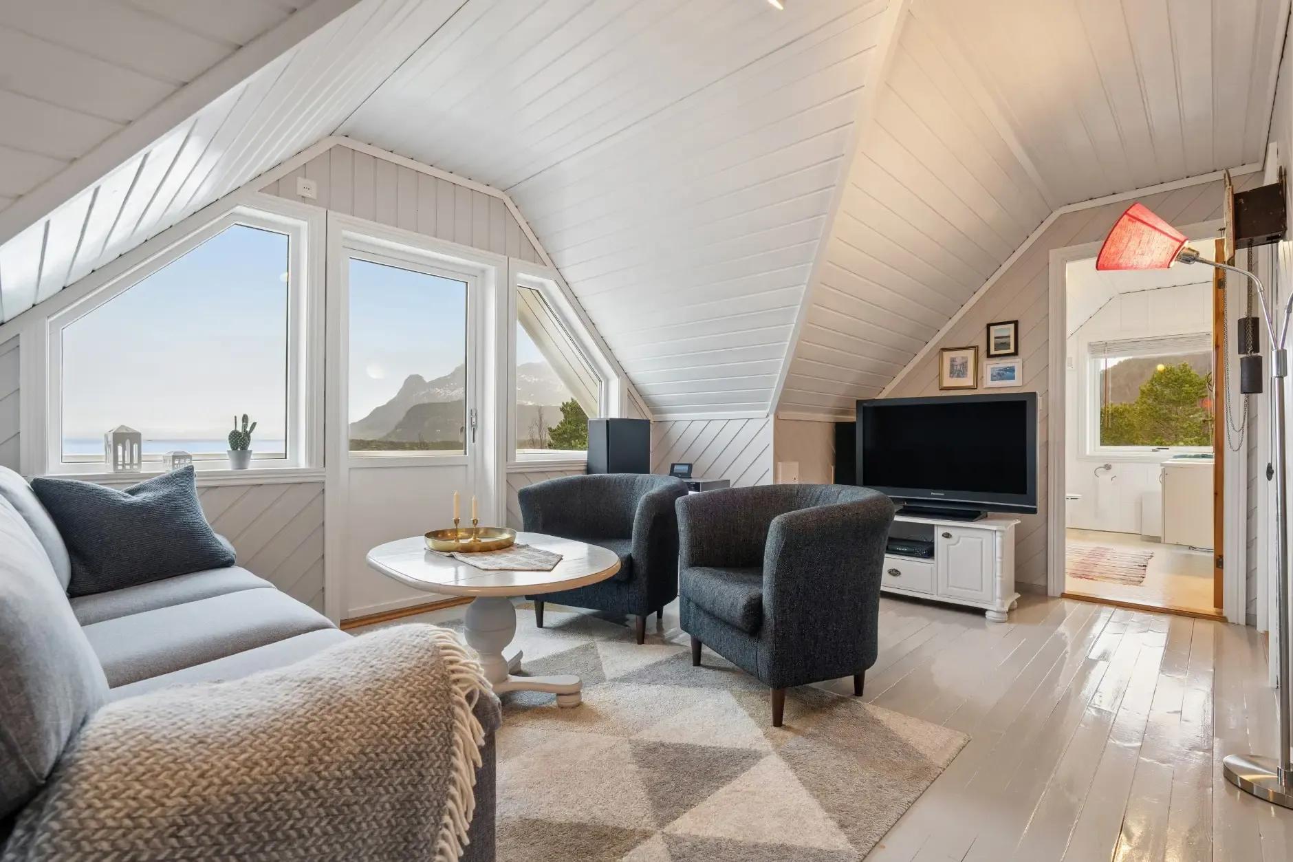 Spacious 5-Bedroom House with Expansive Garden in Scenic Ulvsvåg, Norway - View image 28 of 45