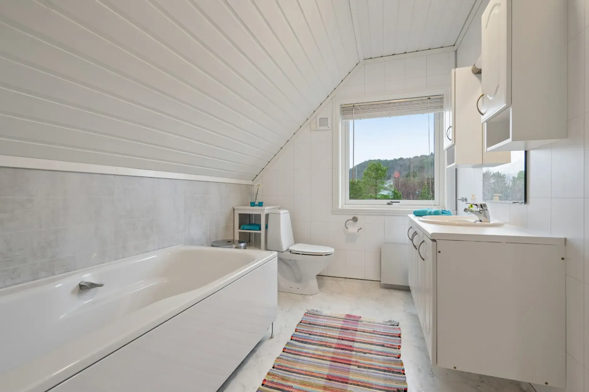 Spacious 5-Bedroom House with Expansive Garden in Scenic Ulvsvåg, Norway - View image 30 of 45