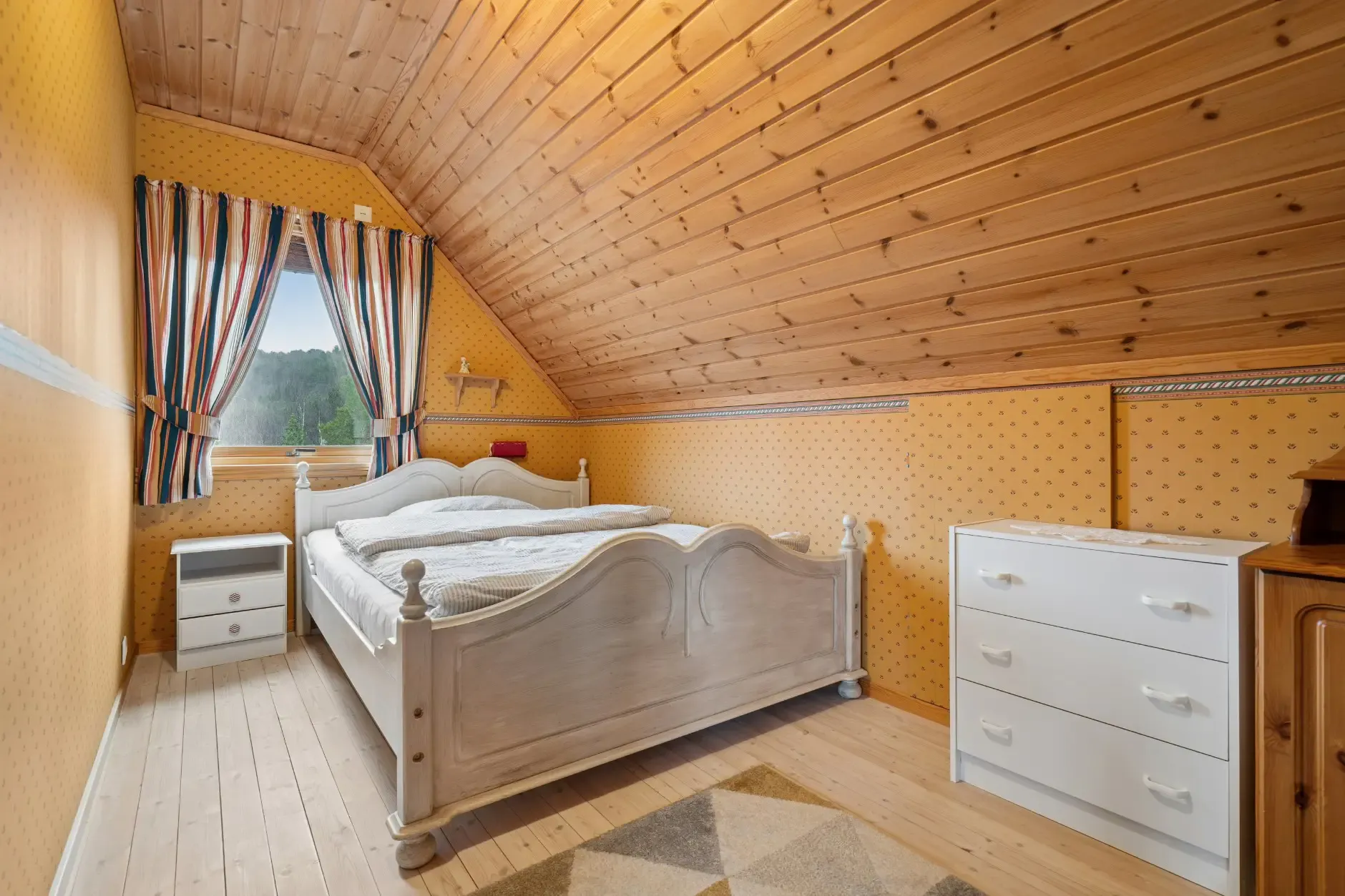 Spacious 5-Bedroom House with Expansive Garden in Scenic Ulvsvåg, Norway - View image 31 of 45