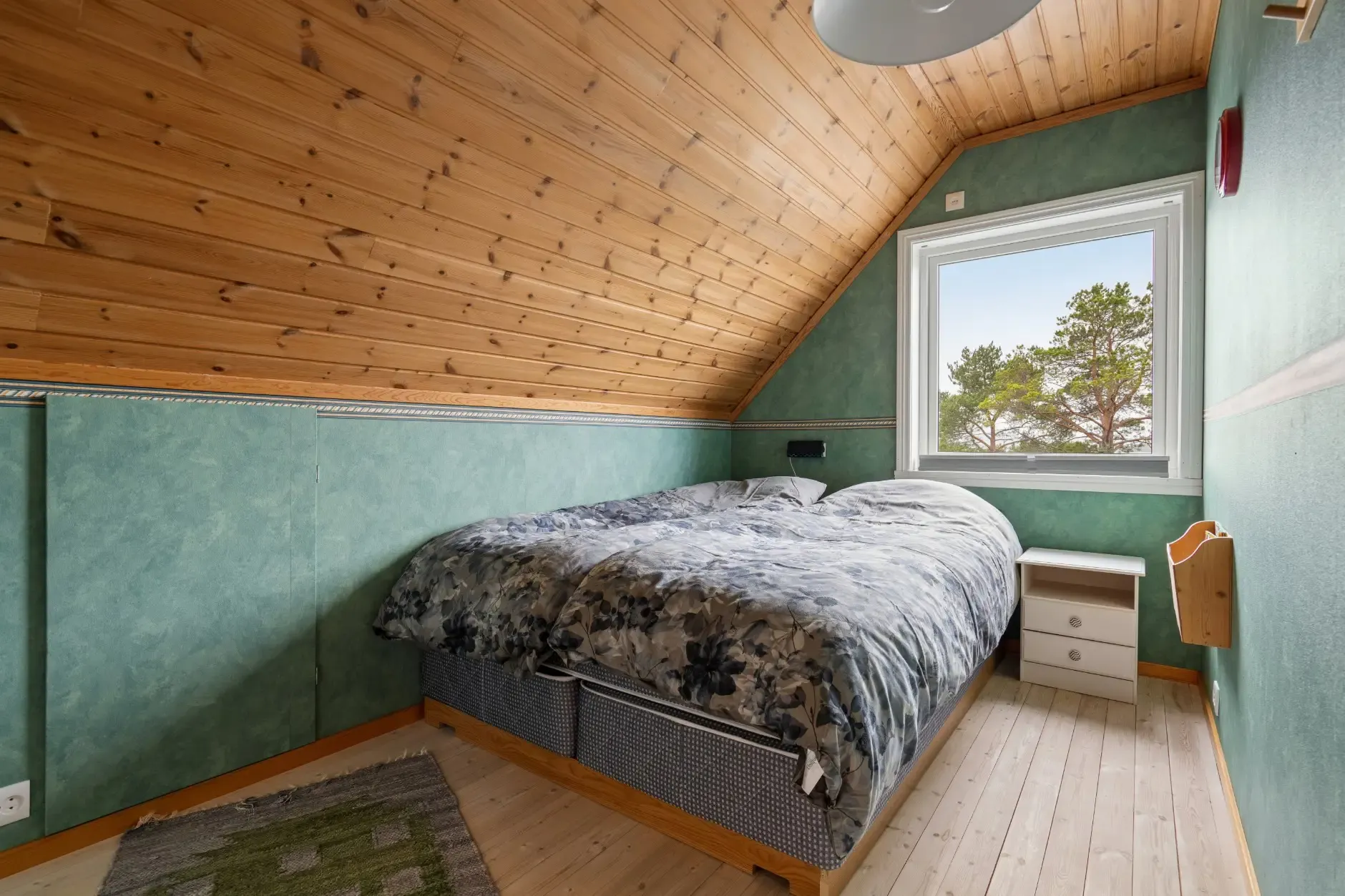 Spacious 5-Bedroom House with Expansive Garden in Scenic Ulvsvåg, Norway - View image 32 of 45