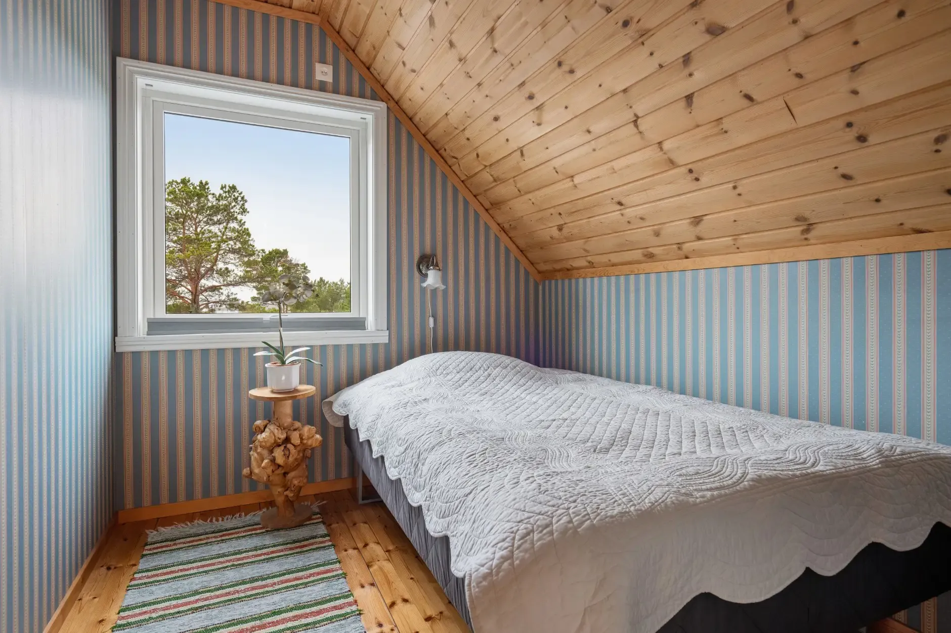 Spacious 5-Bedroom House with Expansive Garden in Scenic Ulvsvåg, Norway - View image 33 of 45