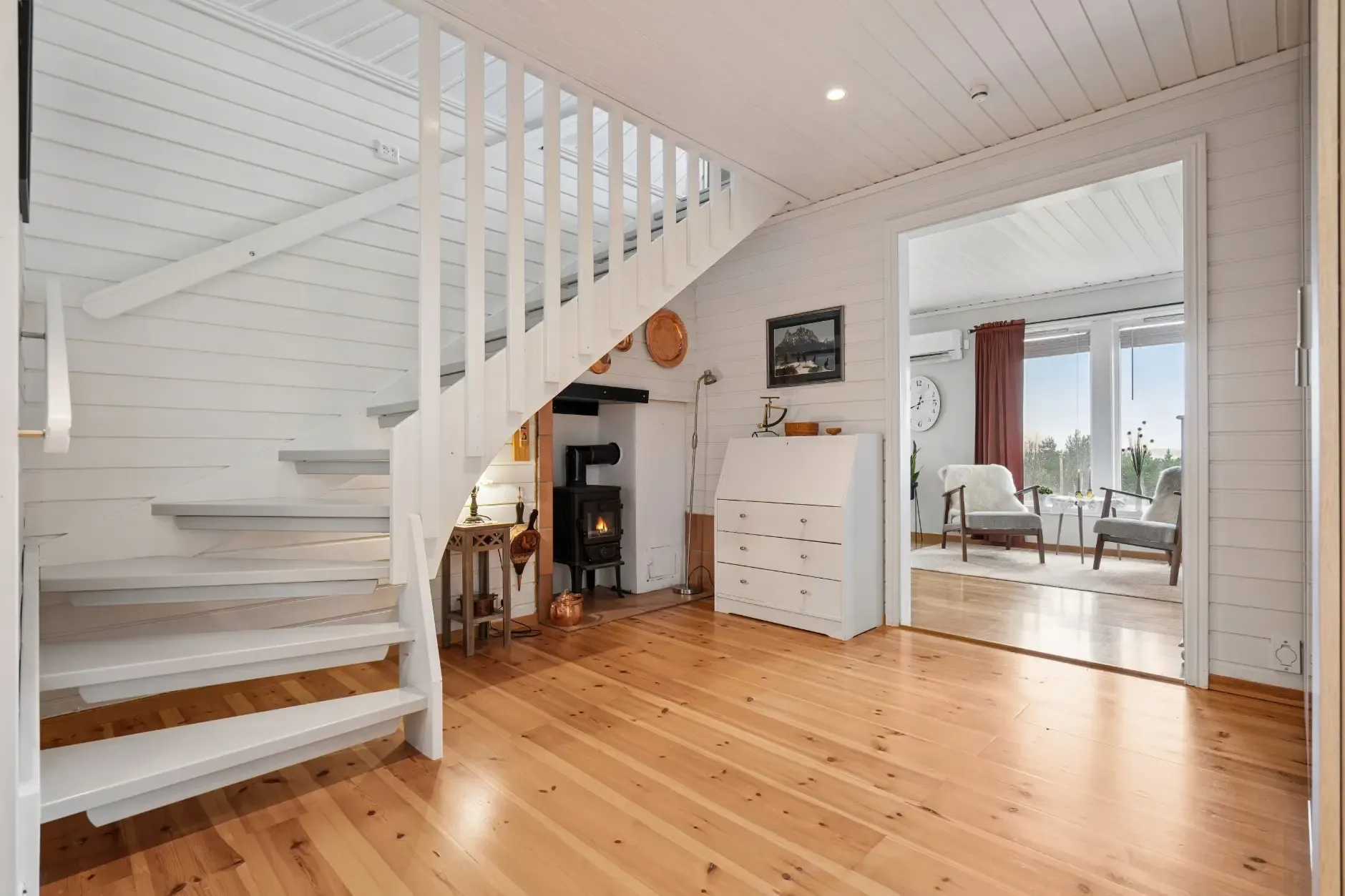 Spacious 5-Bedroom House with Expansive Garden in Scenic Ulvsvåg, Norway - View image 34 of 45