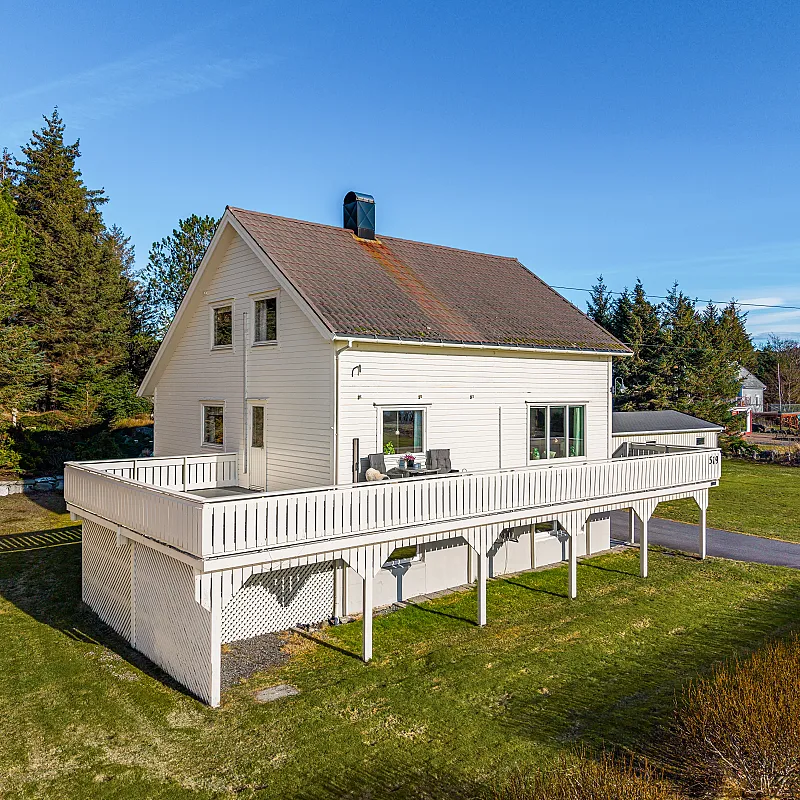 1960s Spacious 5-Bedroom House with Expansive Grounds in Fjørtoft, Norway