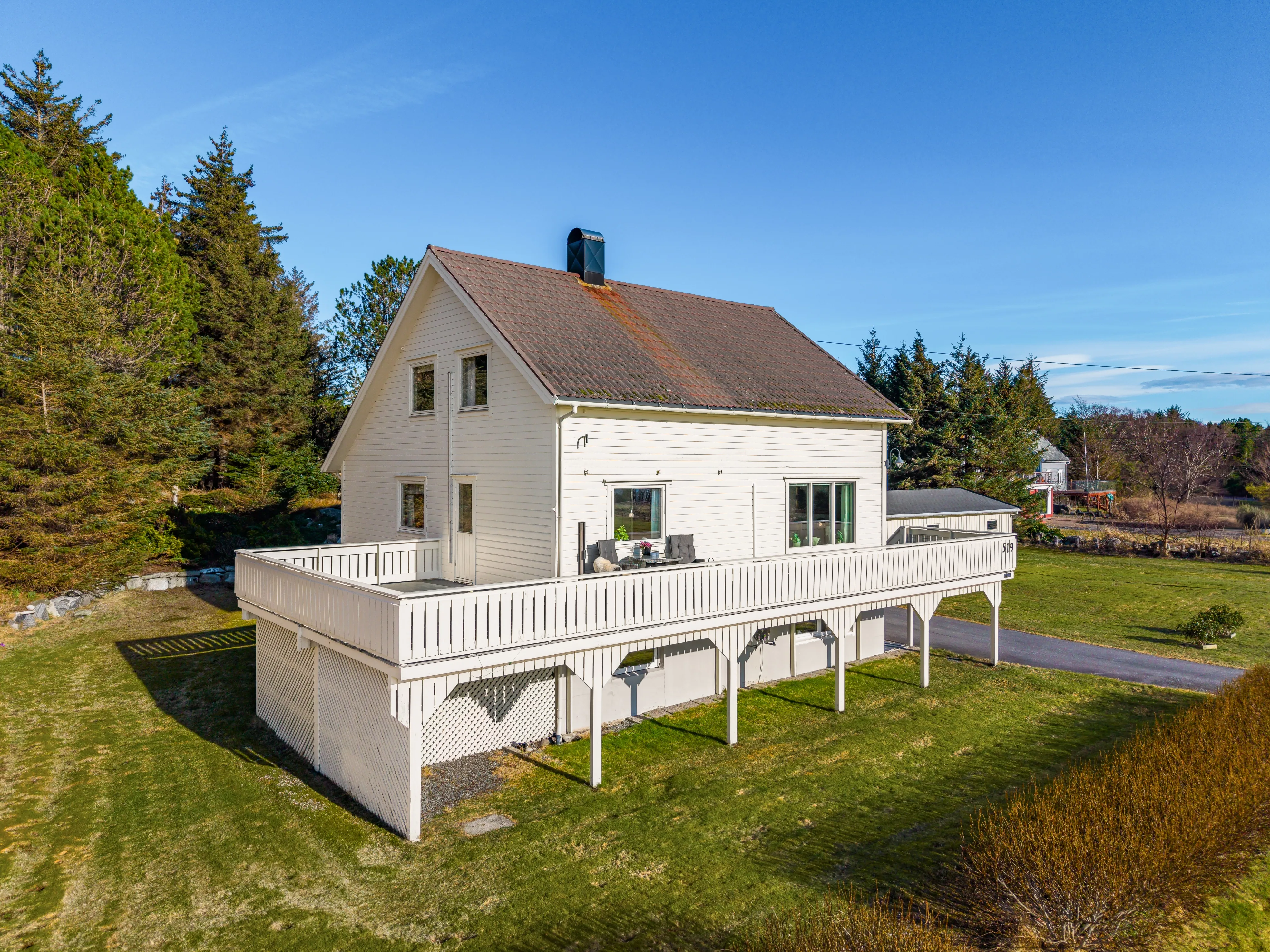 1960s Spacious 5-Bedroom House with Expansive Grounds in Fjørtoft, Norway - Image 1