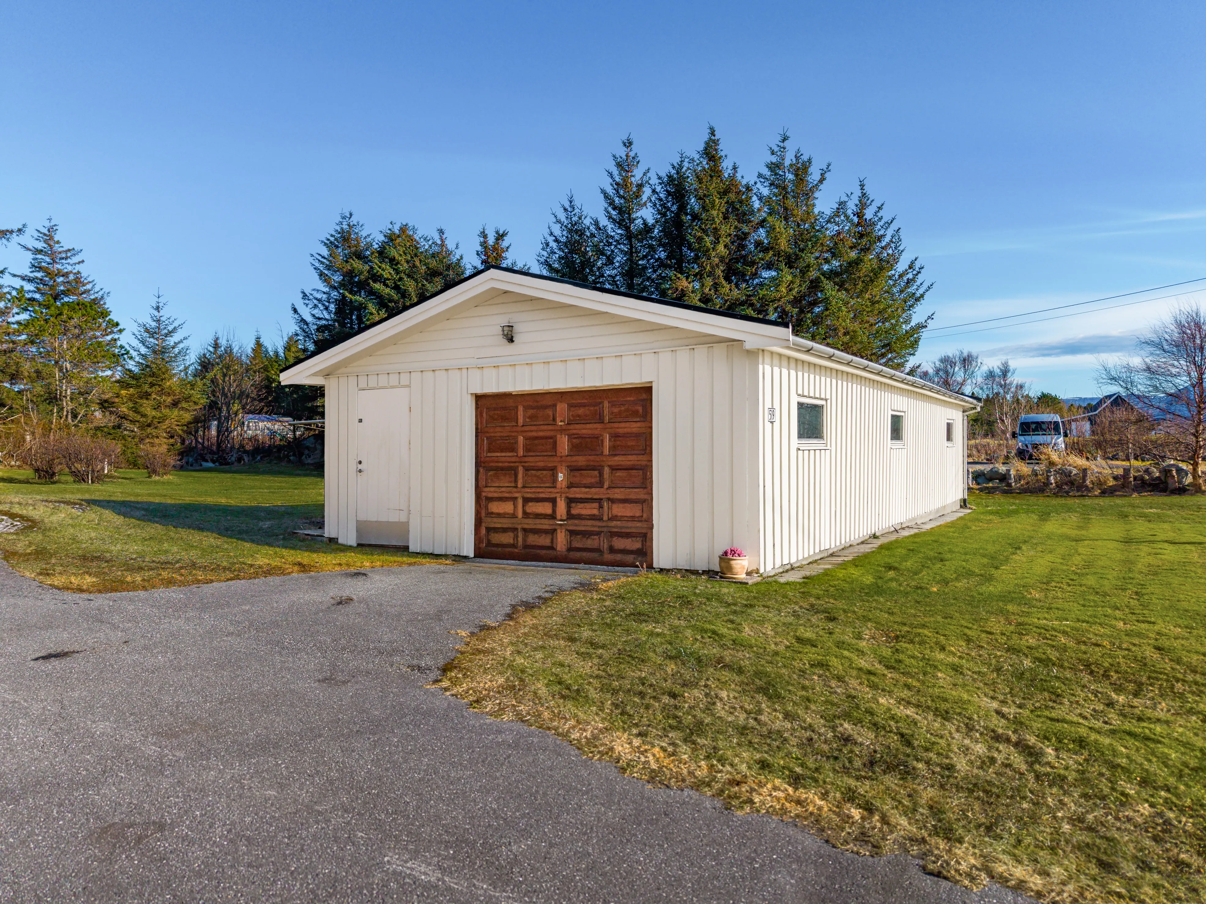 1960s Spacious 5-Bedroom House with Expansive Grounds in Fjørtoft, Norway - Image 2