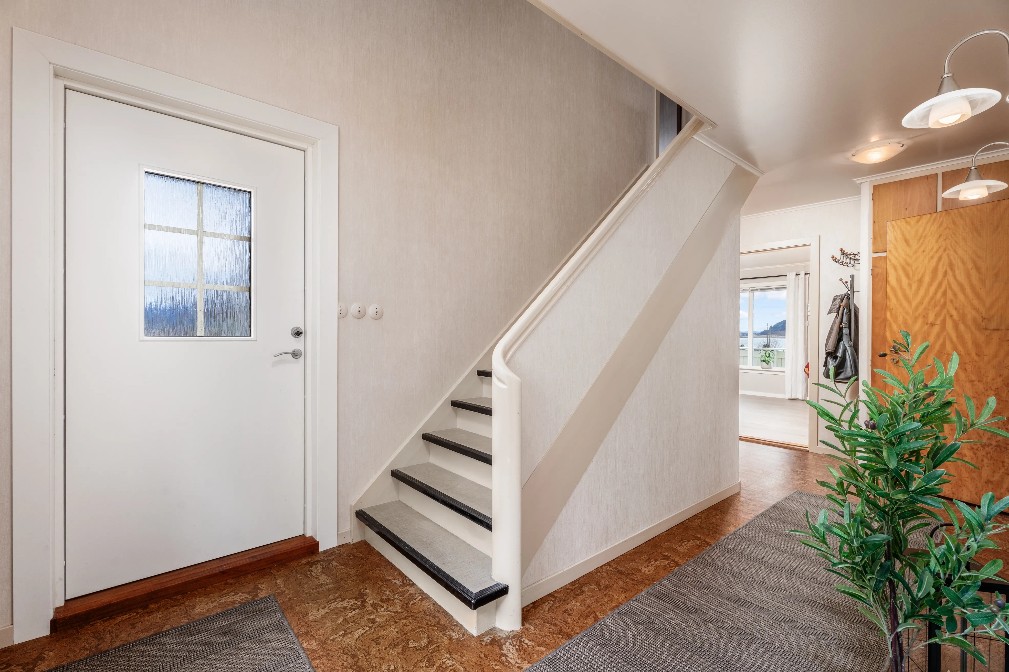 1960s Spacious 5-Bedroom House with Expansive Grounds in Fjørtoft, Norway - Image 3