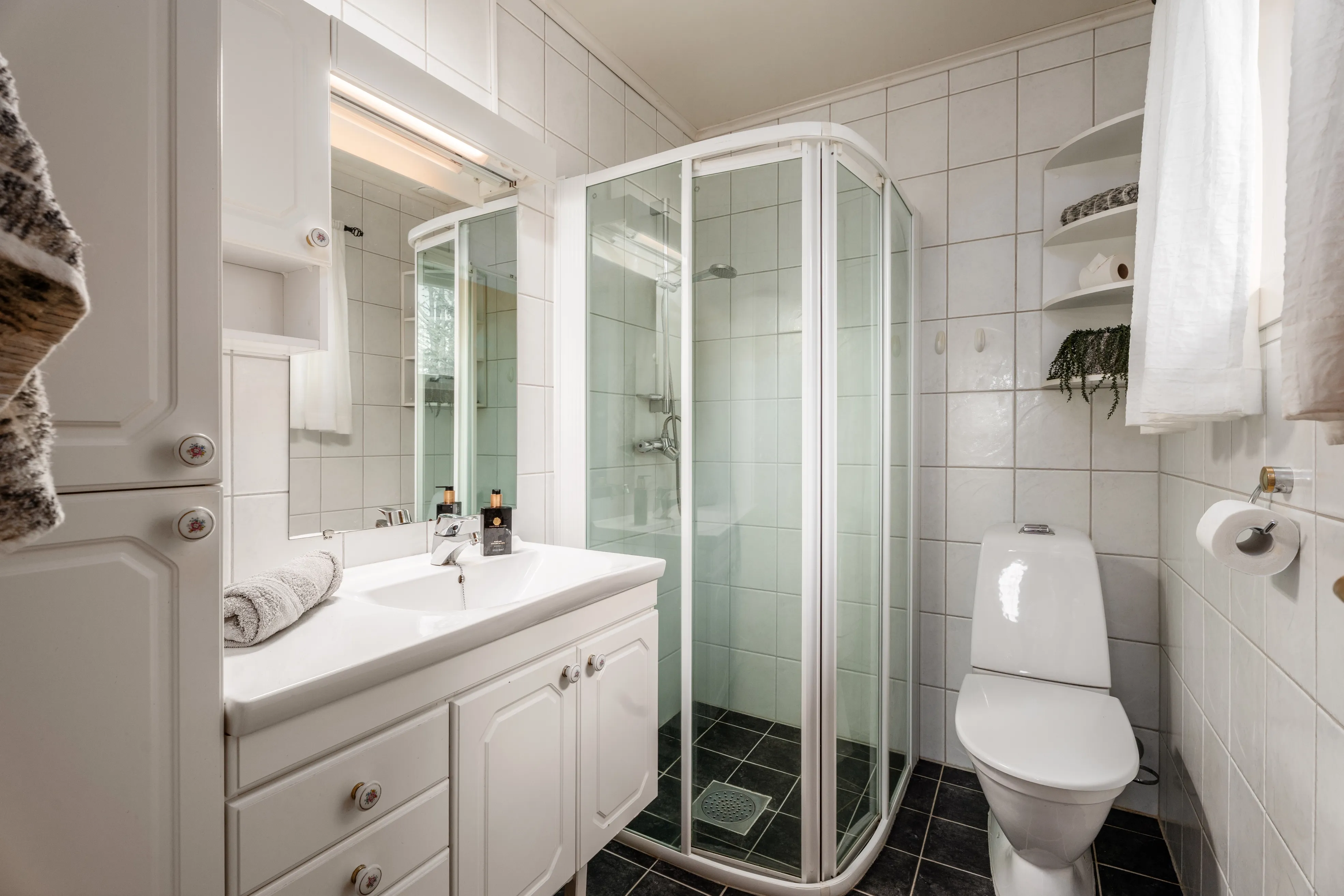 1960s Spacious 5-Bedroom House with Expansive Grounds in Fjørtoft, Norway - Image 4