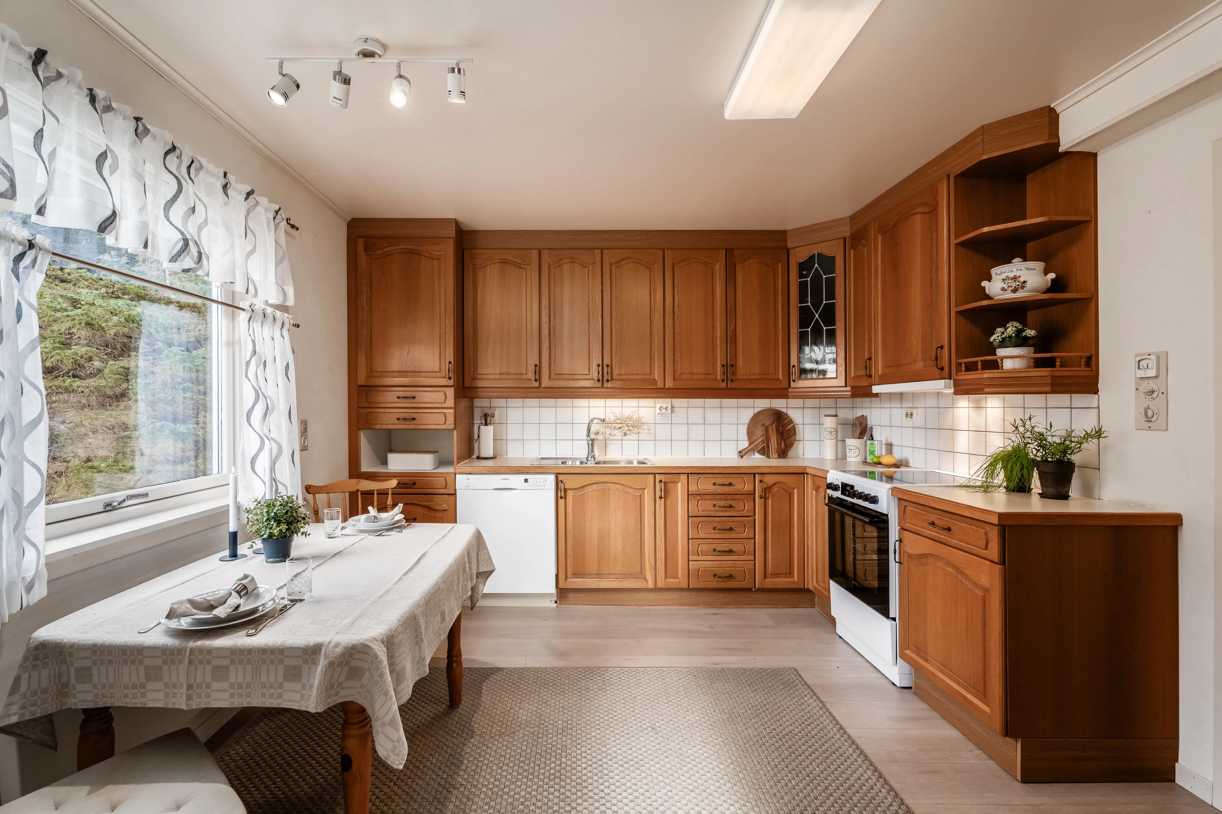 1960s Spacious 5-Bedroom House with Expansive Grounds in Fjørtoft, Norway - Image 5