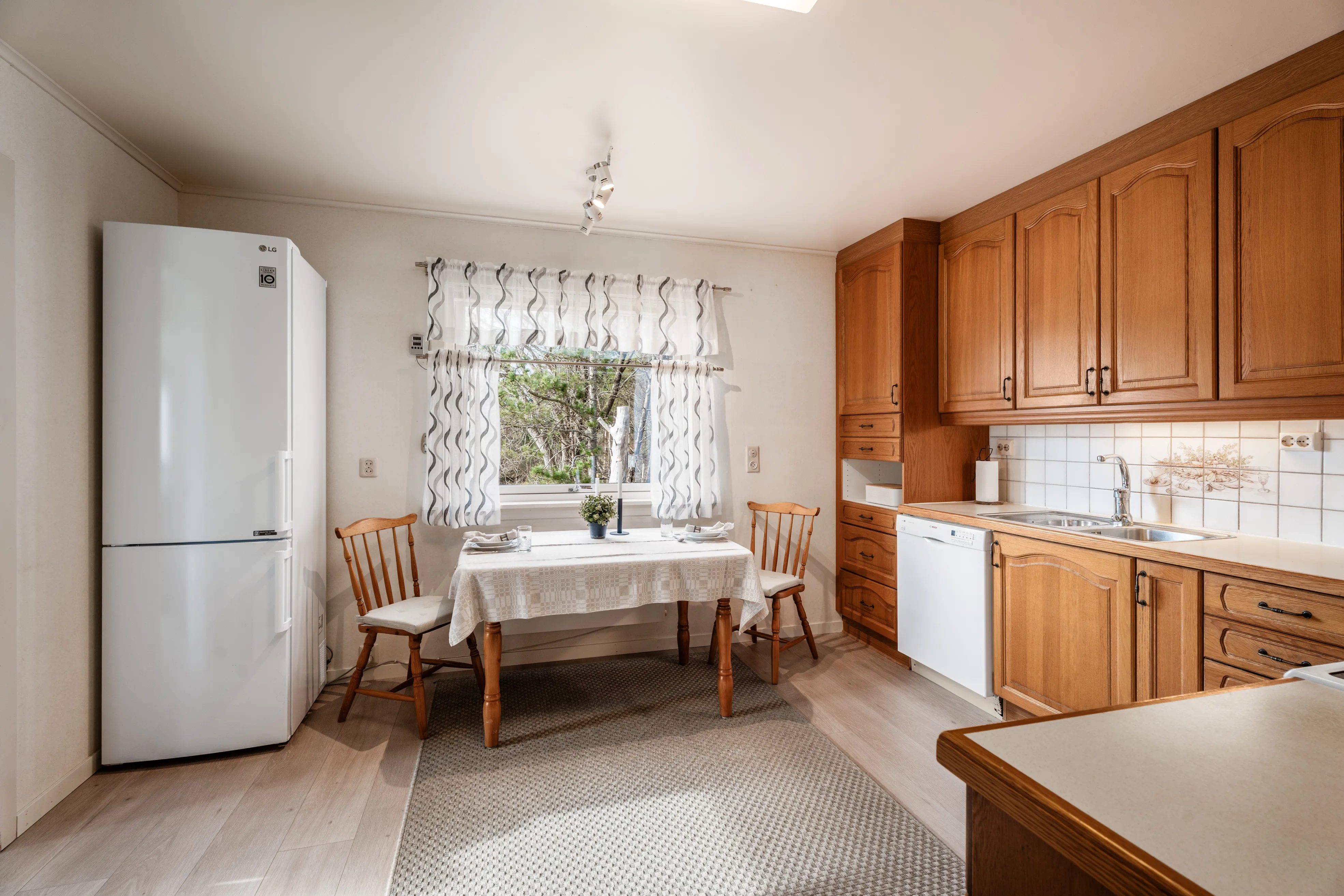 1960s Spacious 5-Bedroom House with Expansive Grounds in Fjørtoft, Norway - View image 7 of 51