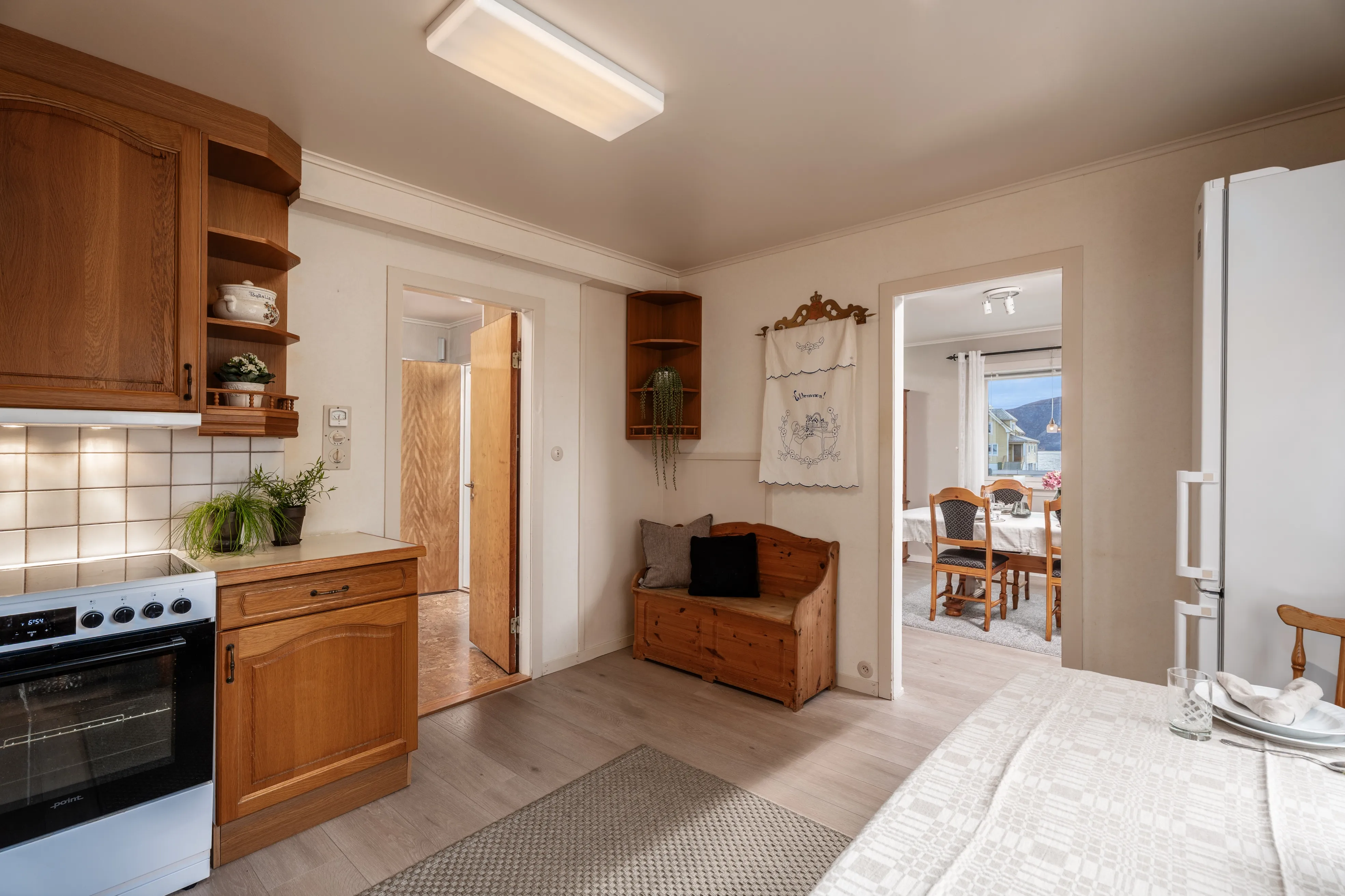 1960s Spacious 5-Bedroom House with Expansive Grounds in Fjørtoft, Norway - View image 8 of 51