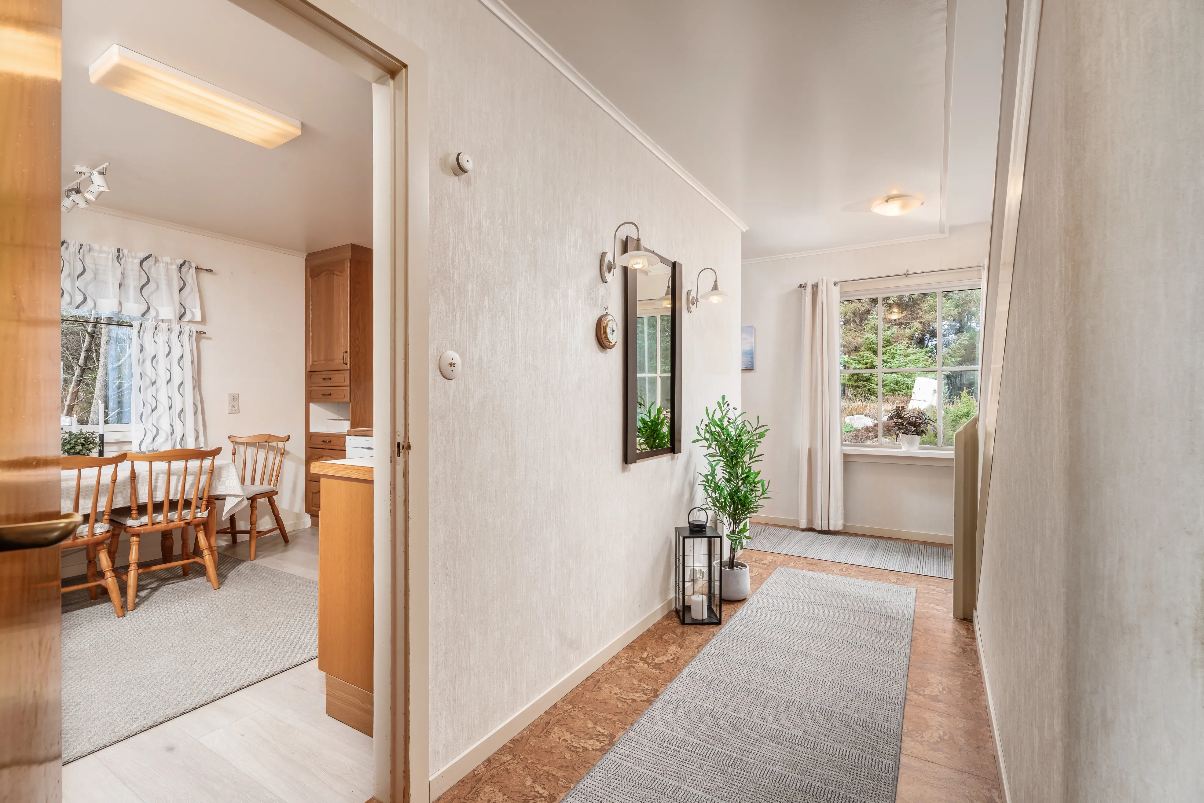 1960s Spacious 5-Bedroom House with Expansive Grounds in Fjørtoft, Norway - View image 9 of 51