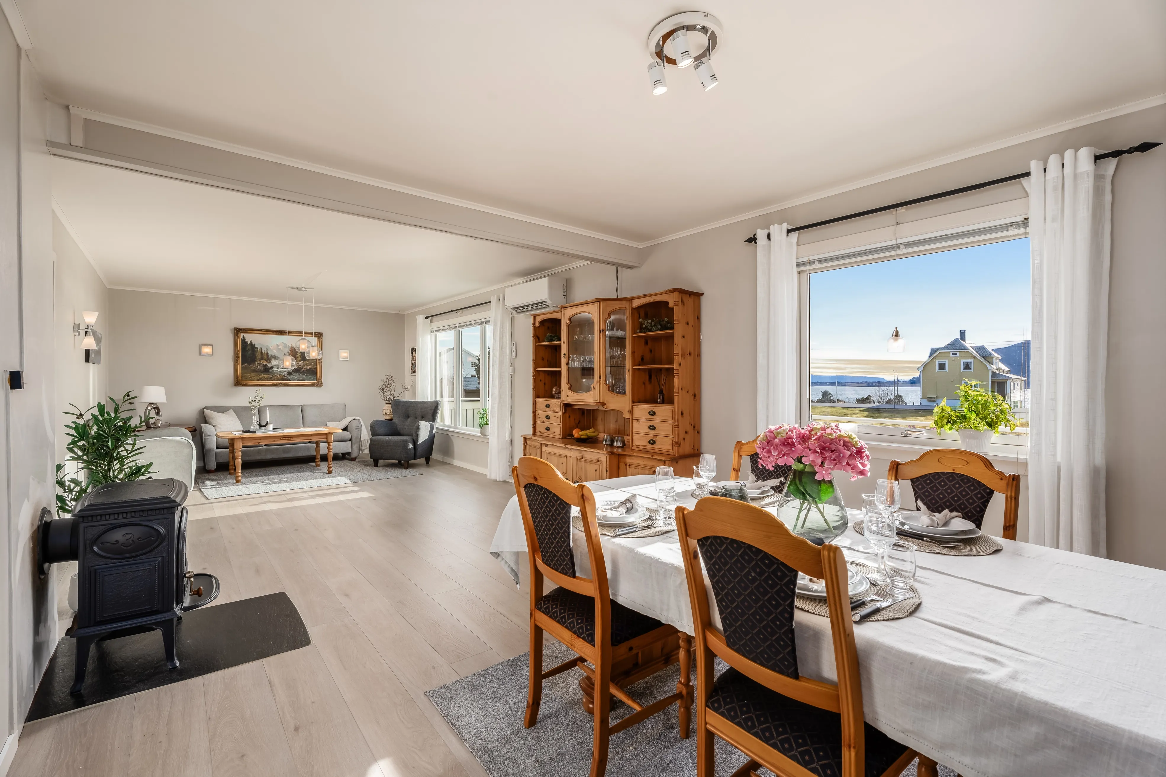 1960s Spacious 5-Bedroom House with Expansive Grounds in Fjørtoft, Norway - View image 10 of 51