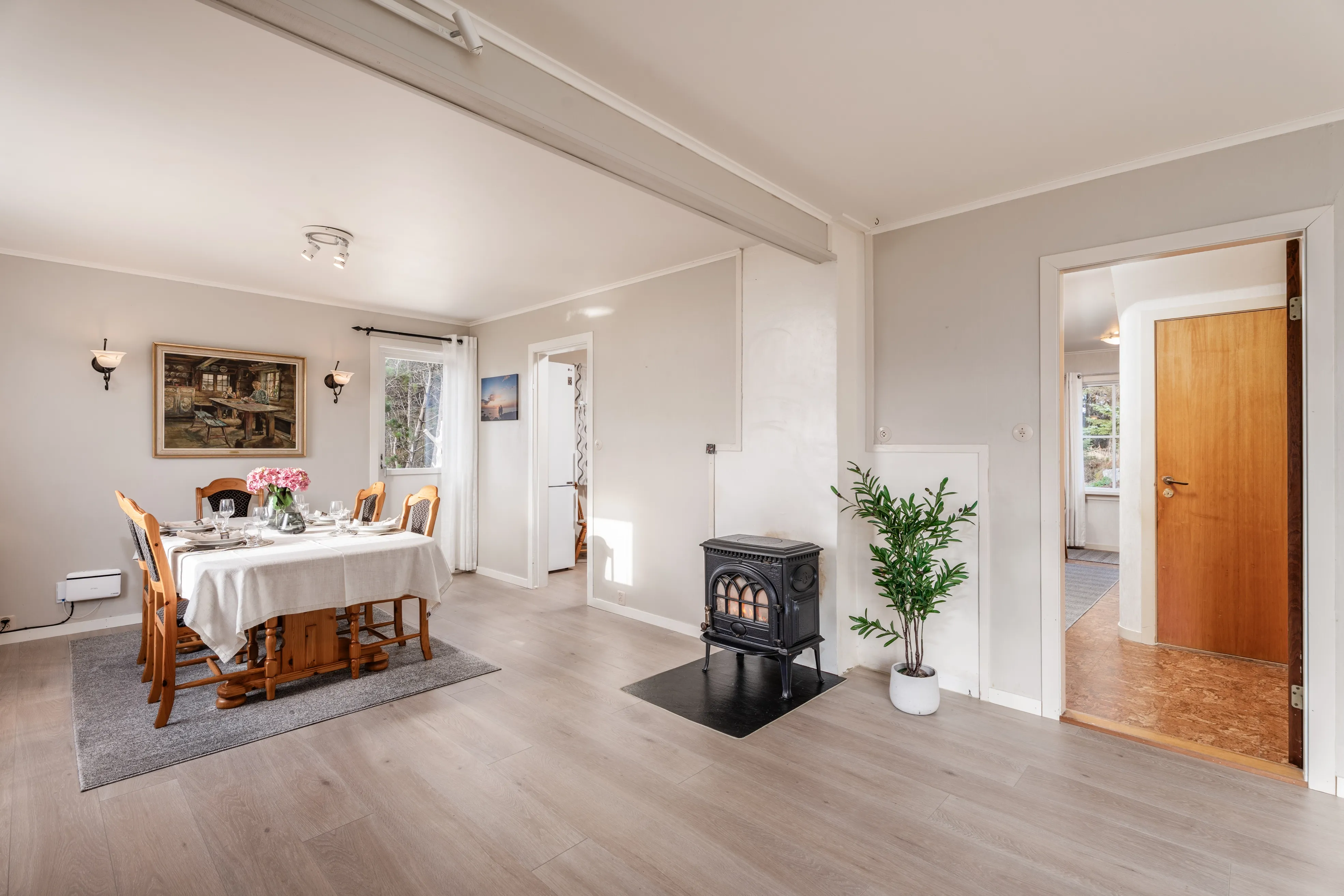 1960s Spacious 5-Bedroom House with Expansive Grounds in Fjørtoft, Norway - View image 16 of 51