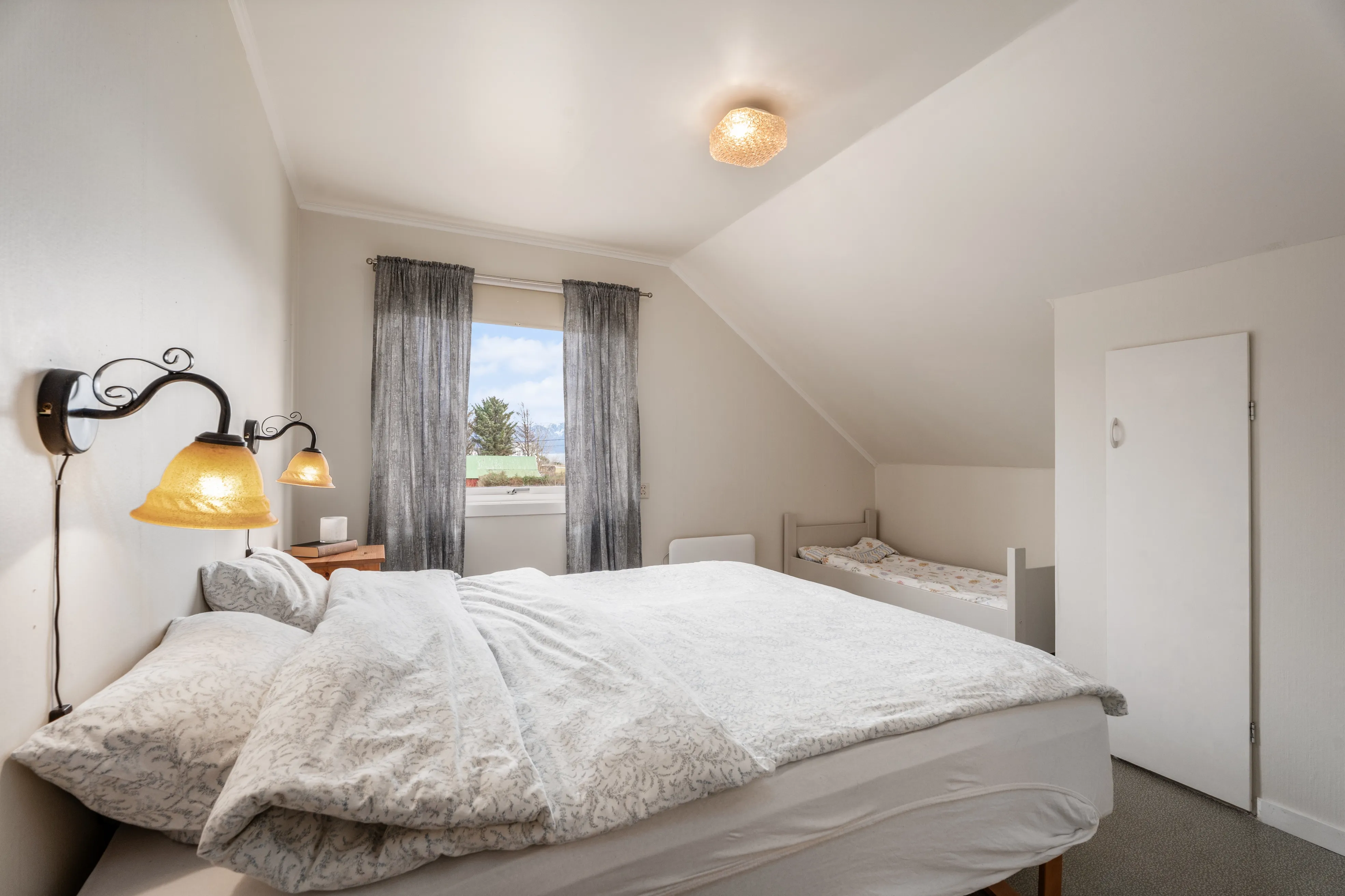 1960s Spacious 5-Bedroom House with Expansive Grounds in Fjørtoft, Norway - View image 17 of 51