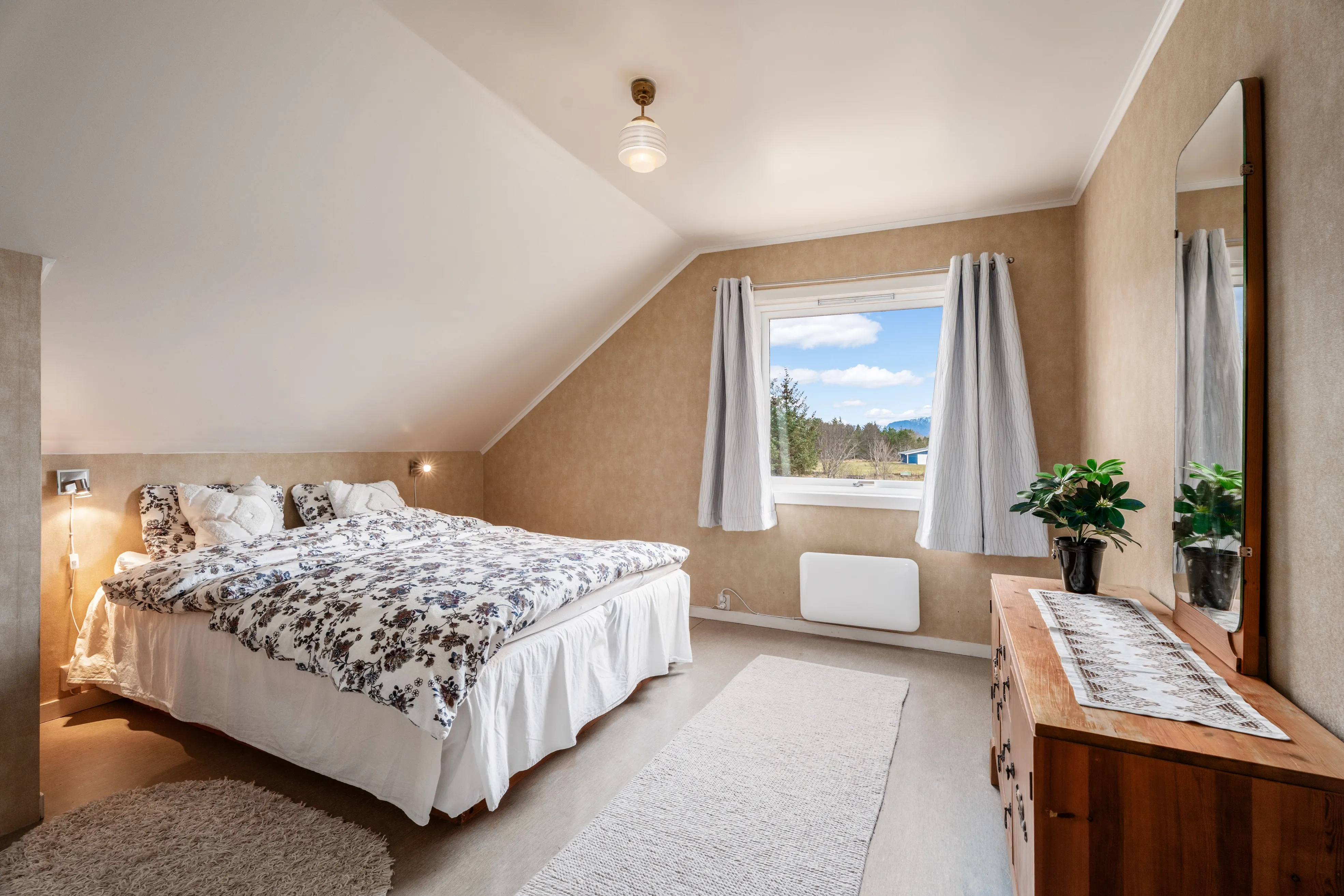 1960s Spacious 5-Bedroom House with Expansive Grounds in Fjørtoft, Norway - View image 19 of 51