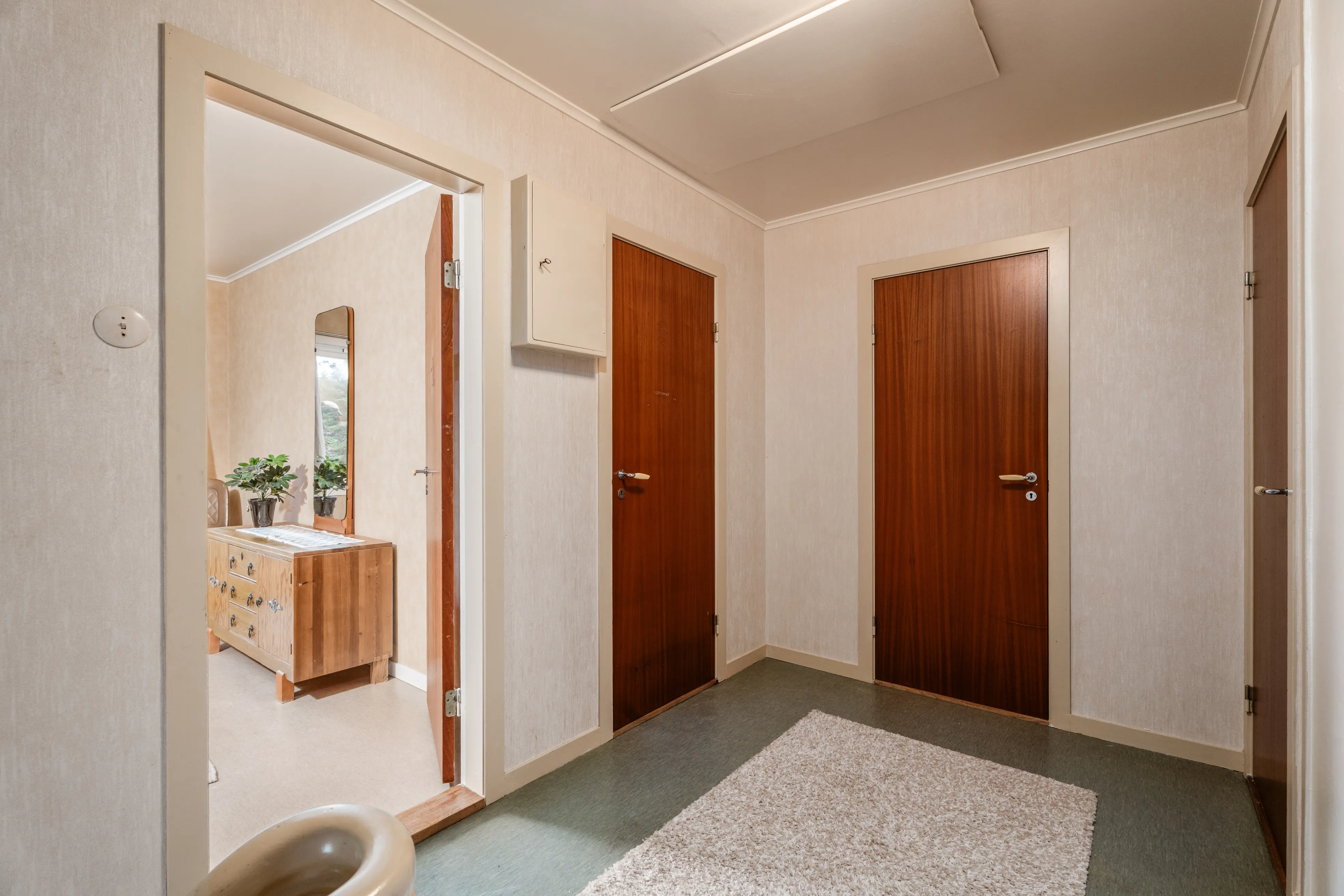 1960s Spacious 5-Bedroom House with Expansive Grounds in Fjørtoft, Norway - View image 22 of 51