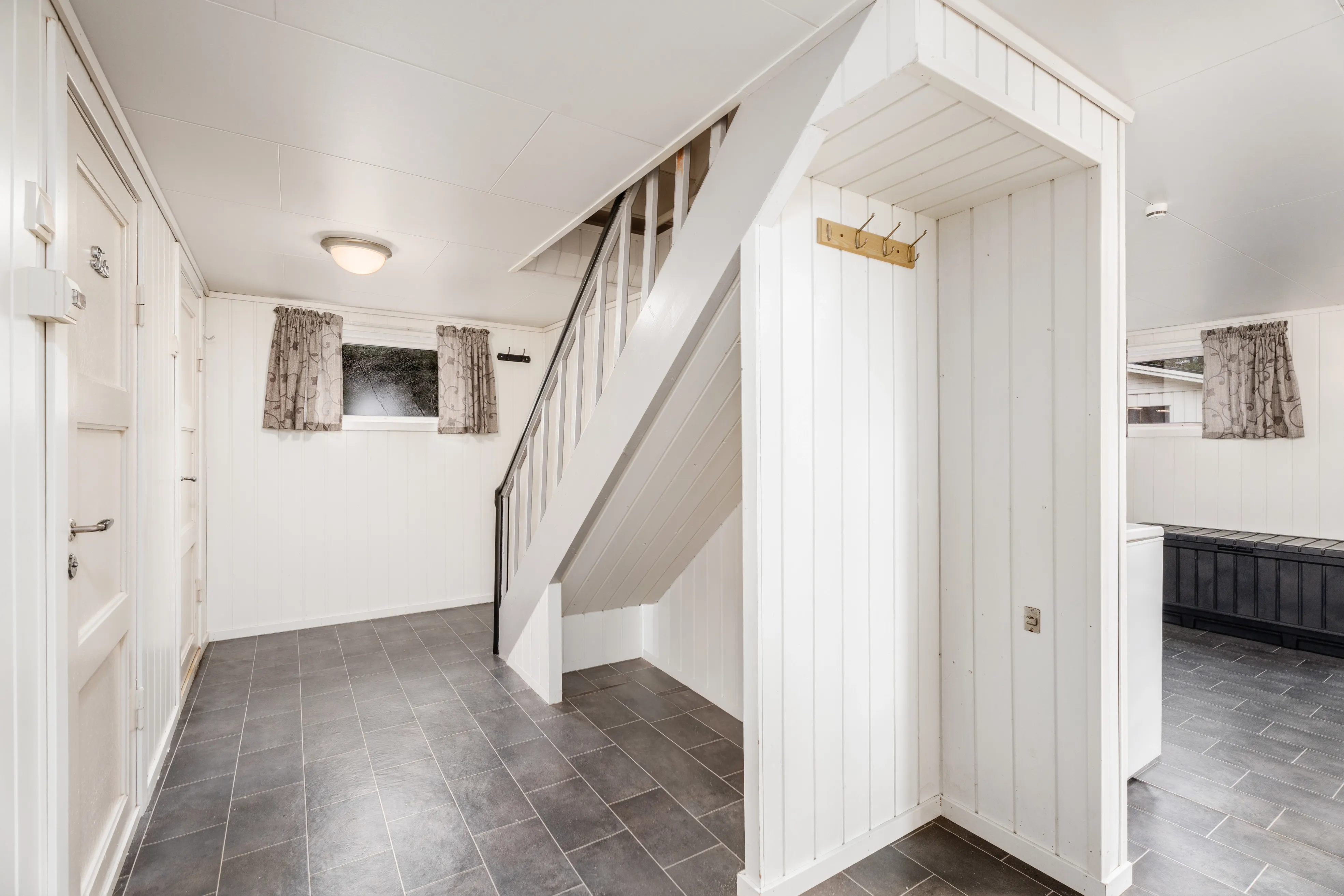 1960s Spacious 5-Bedroom House with Expansive Grounds in Fjørtoft, Norway - View image 24 of 51