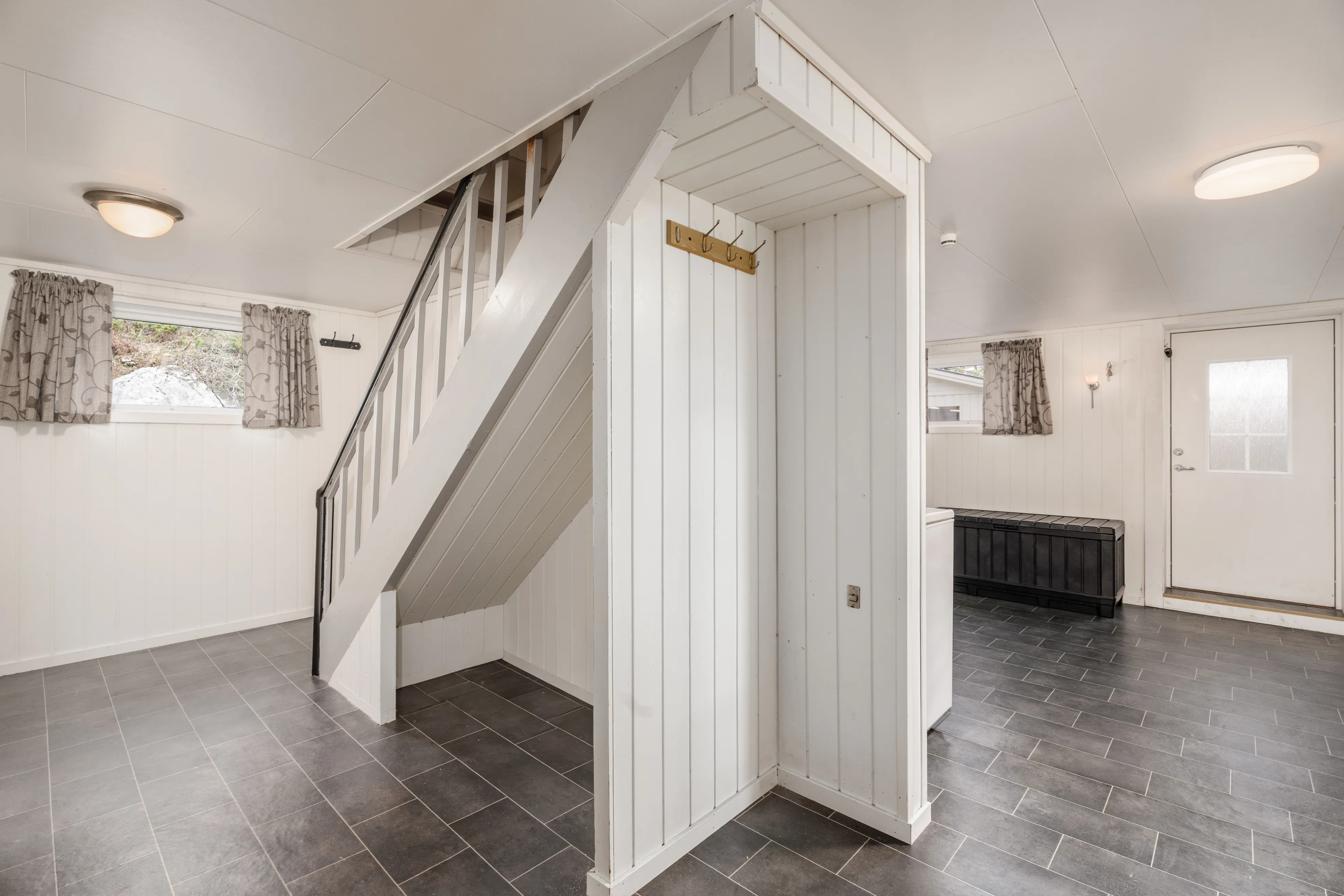 1960s Spacious 5-Bedroom House with Expansive Grounds in Fjørtoft, Norway - View image 25 of 51