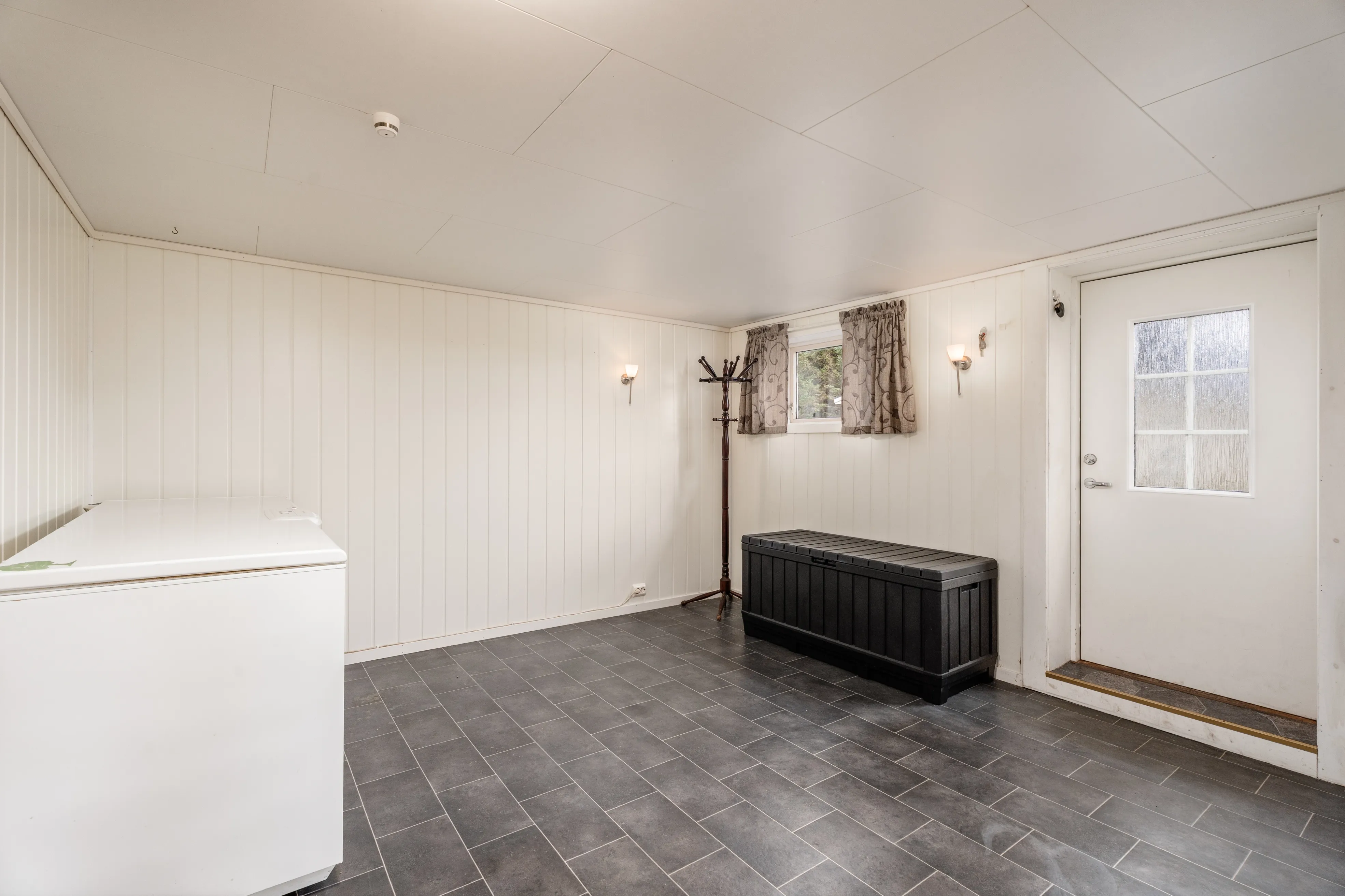 1960s Spacious 5-Bedroom House with Expansive Grounds in Fjørtoft, Norway - View image 26 of 51