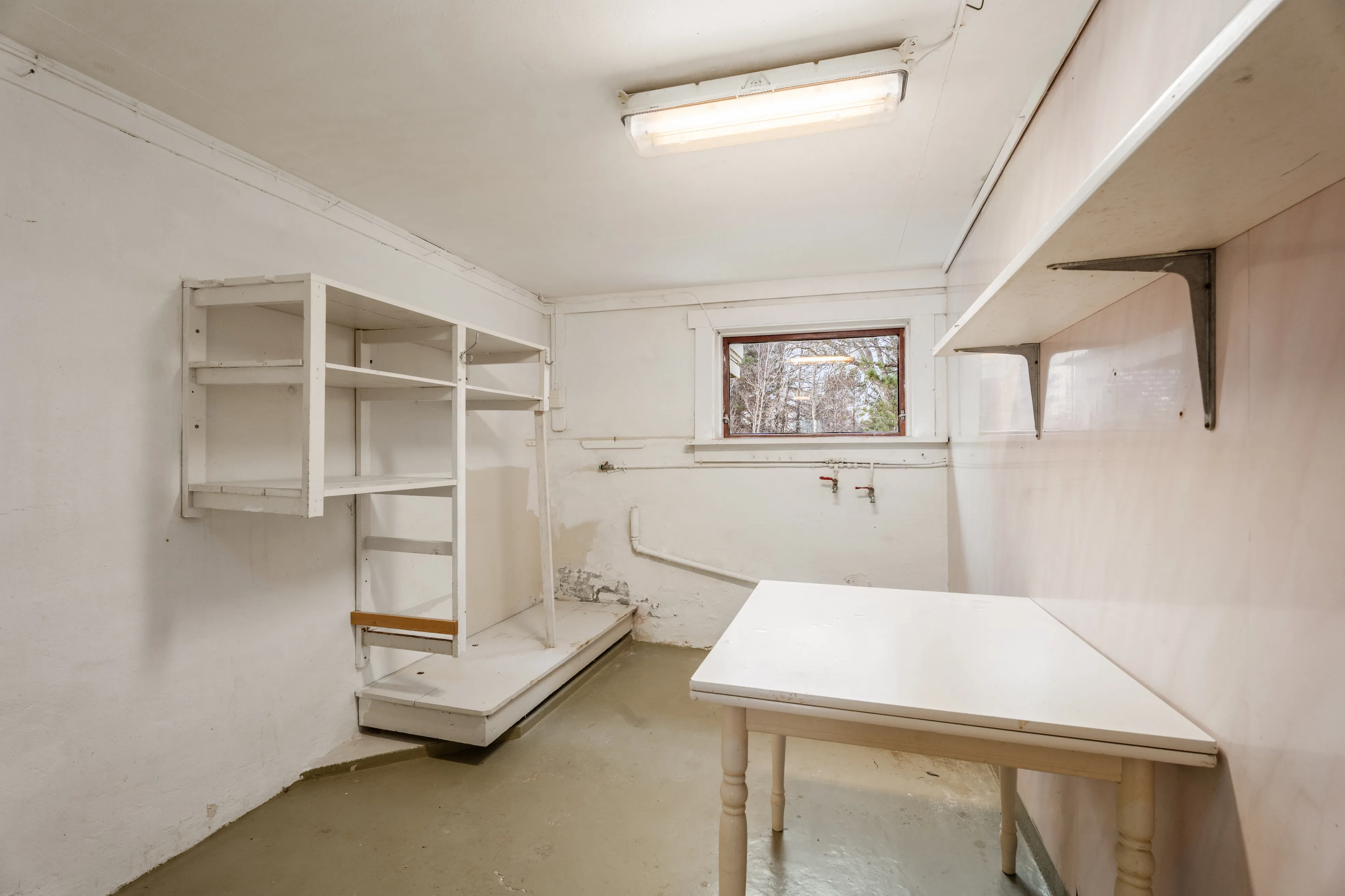 1960s Spacious 5-Bedroom House with Expansive Grounds in Fjørtoft, Norway - View image 27 of 51