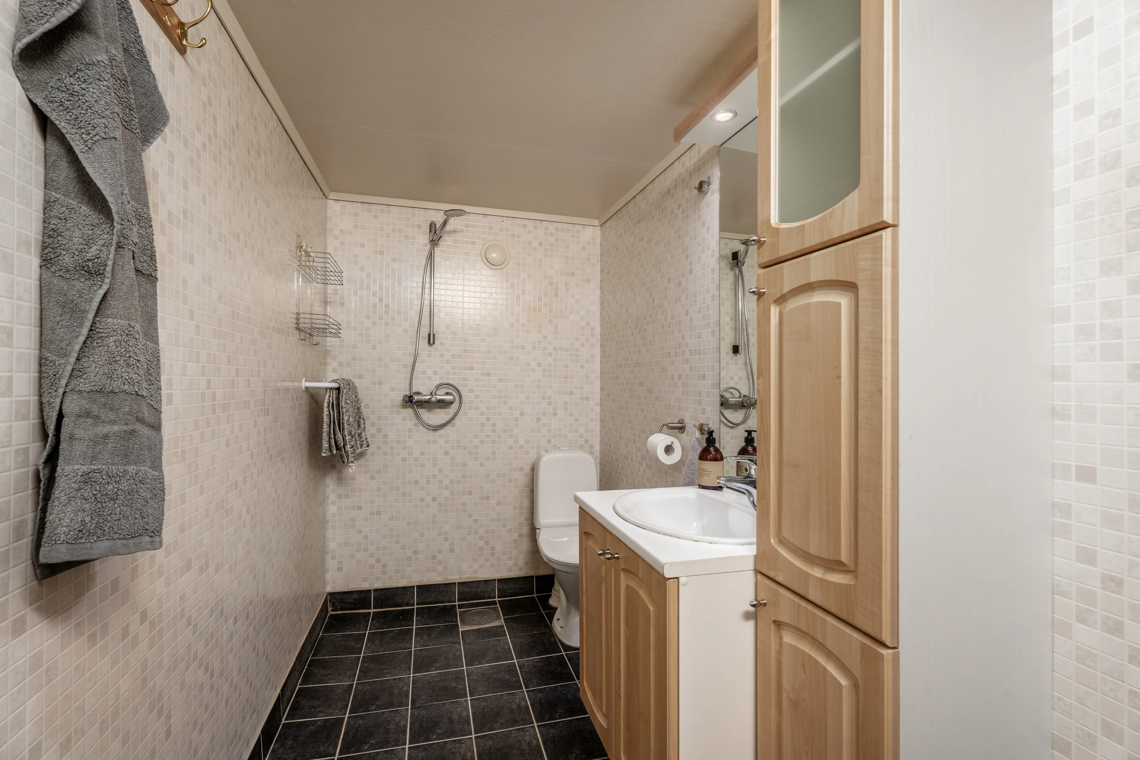 1960s Spacious 5-Bedroom House with Expansive Grounds in Fjørtoft, Norway - View image 28 of 51