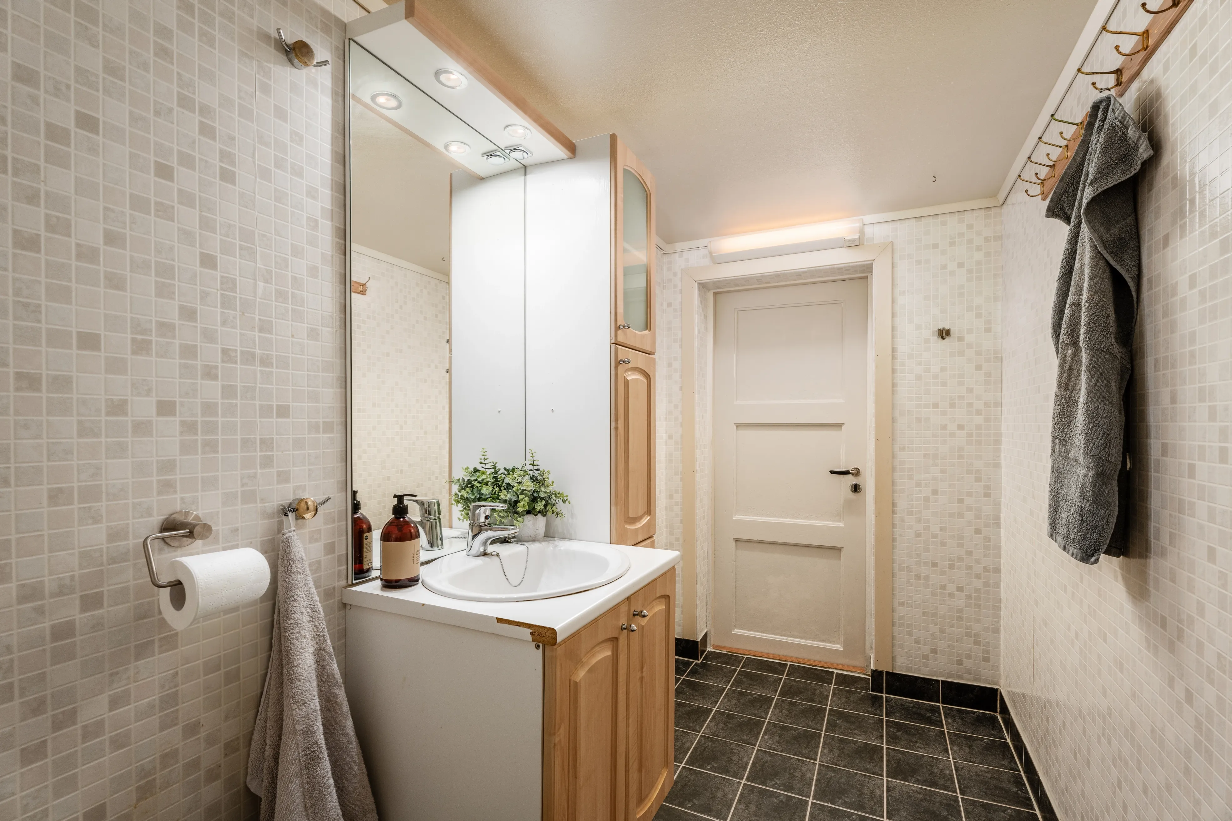 1960s Spacious 5-Bedroom House with Expansive Grounds in Fjørtoft, Norway - View image 29 of 51