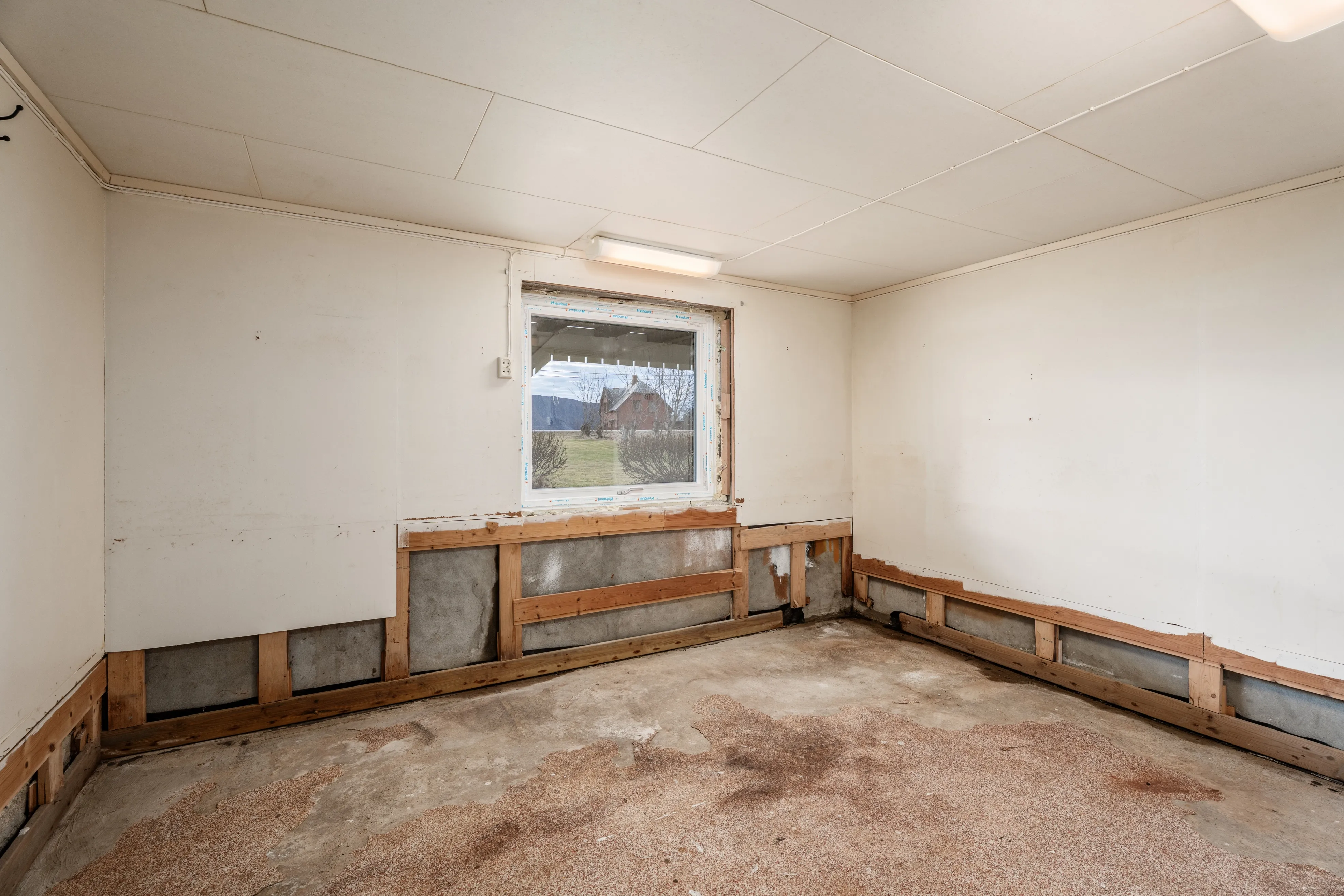 1960s Spacious 5-Bedroom House with Expansive Grounds in Fjørtoft, Norway - View image 35 of 51