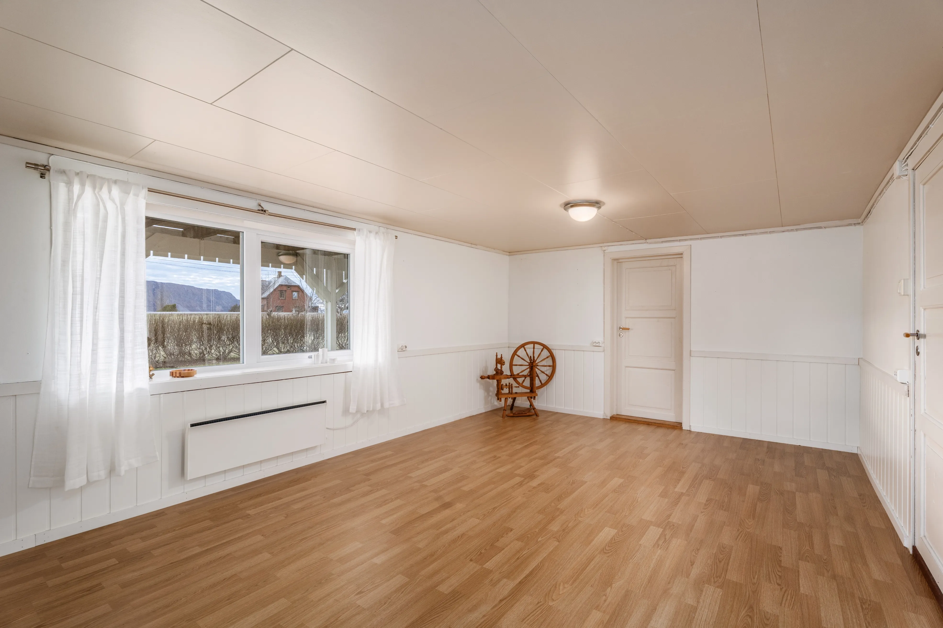 1960s Spacious 5-Bedroom House with Expansive Grounds in Fjørtoft, Norway - View image 36 of 51