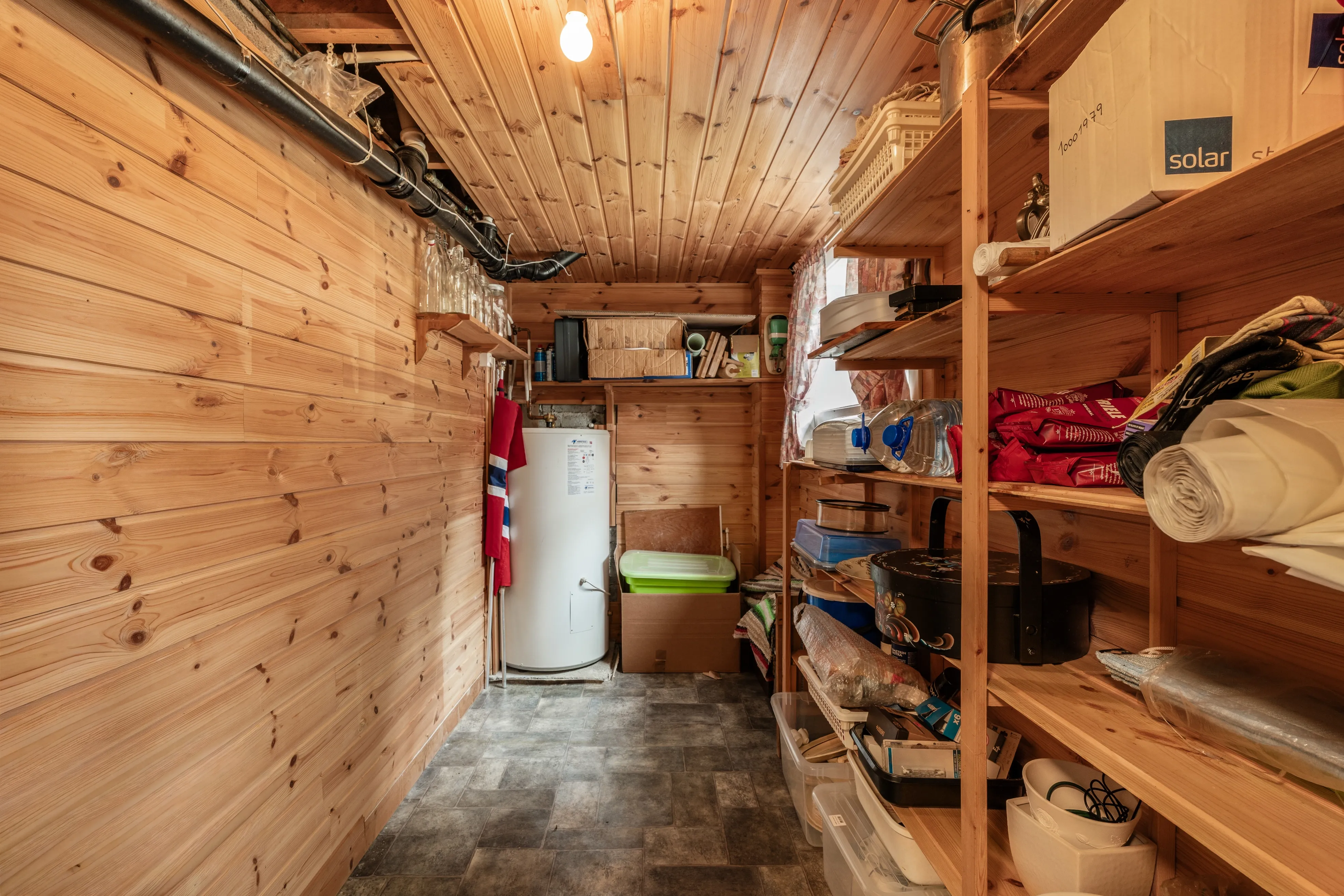 1960s Spacious 5-Bedroom House with Expansive Grounds in Fjørtoft, Norway - View image 37 of 51