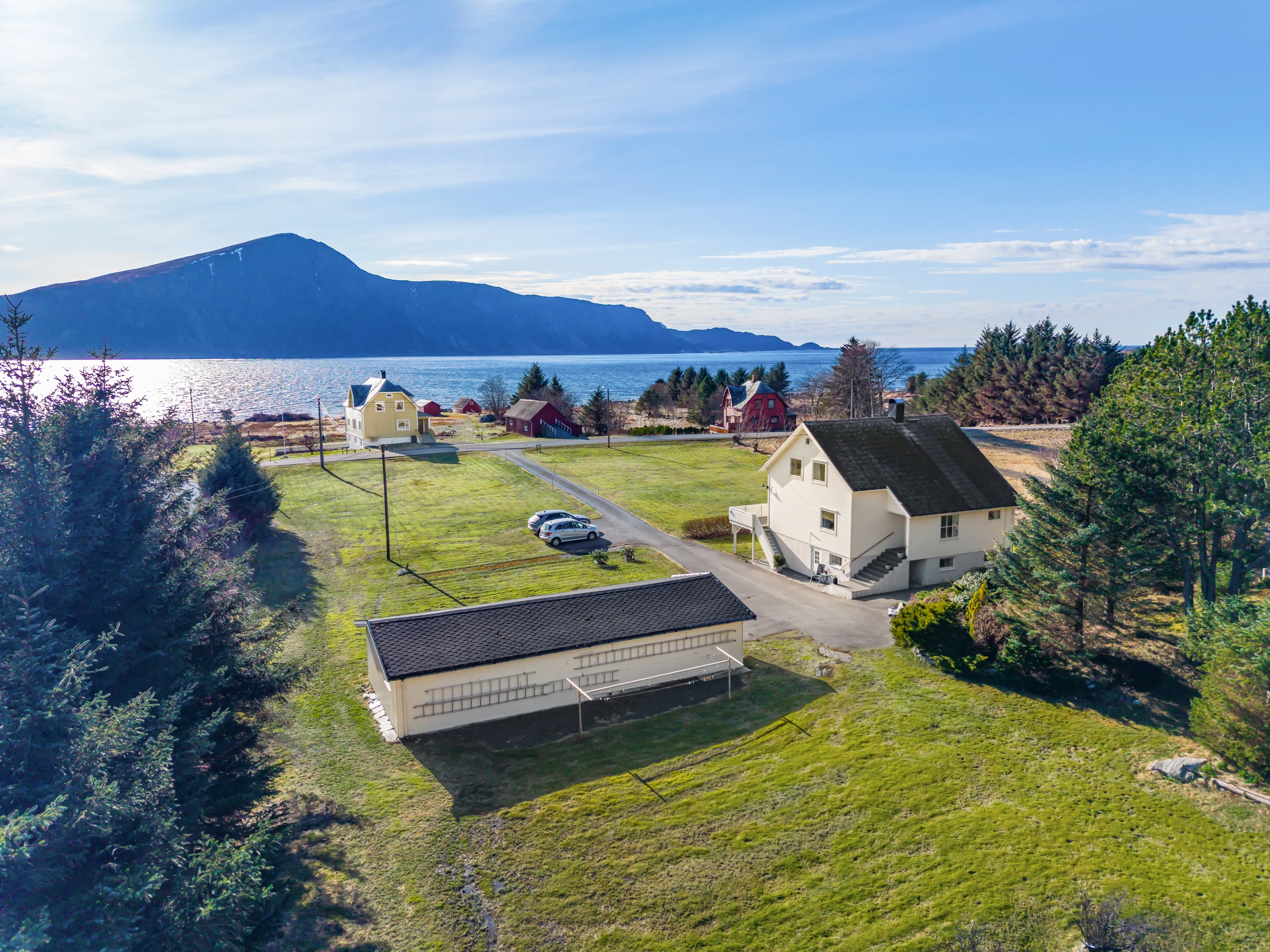 1960s Spacious 5-Bedroom House with Expansive Grounds in Fjørtoft, Norway - View image 40 of 51