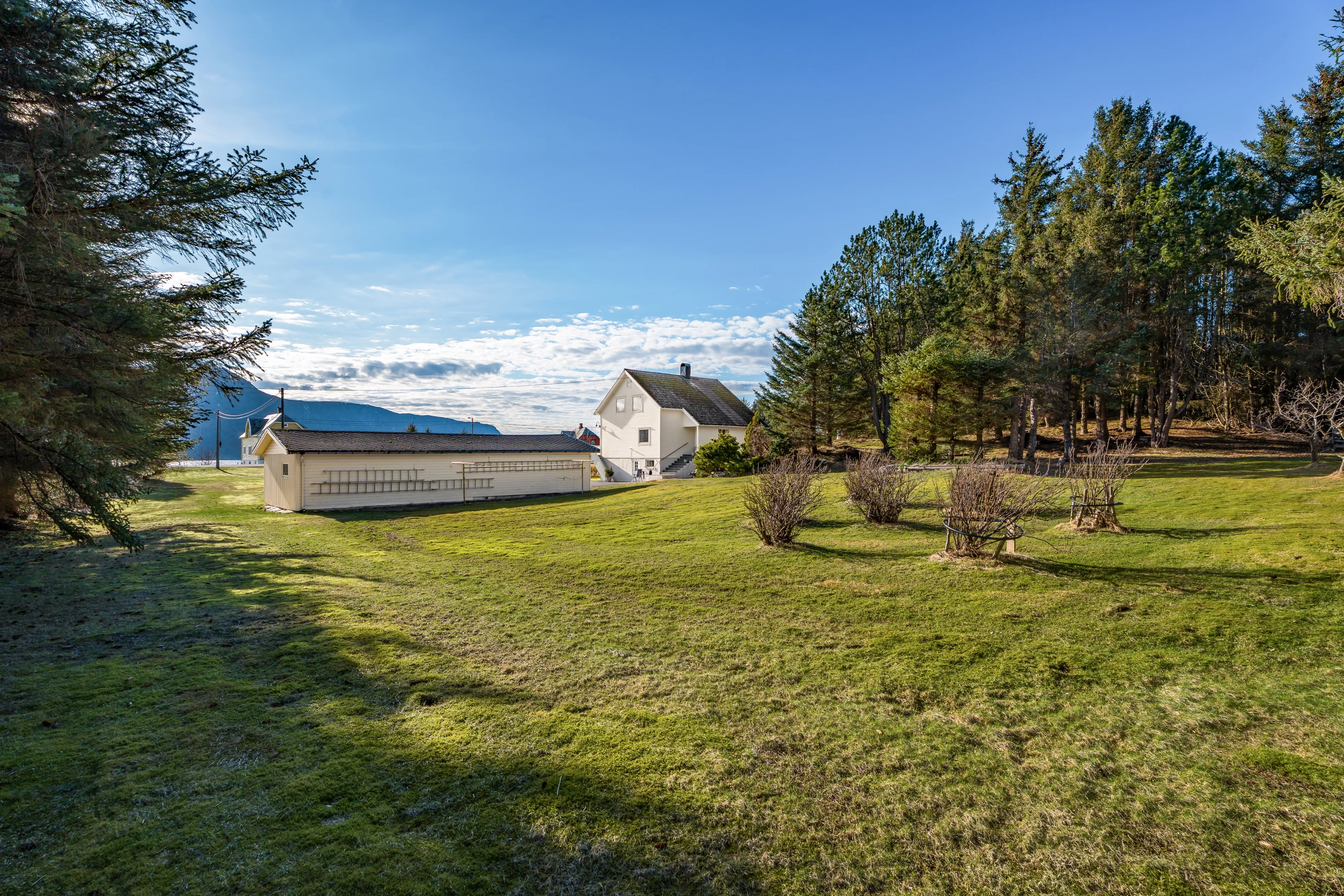 1960s Spacious 5-Bedroom House with Expansive Grounds in Fjørtoft, Norway - View image 42 of 51
