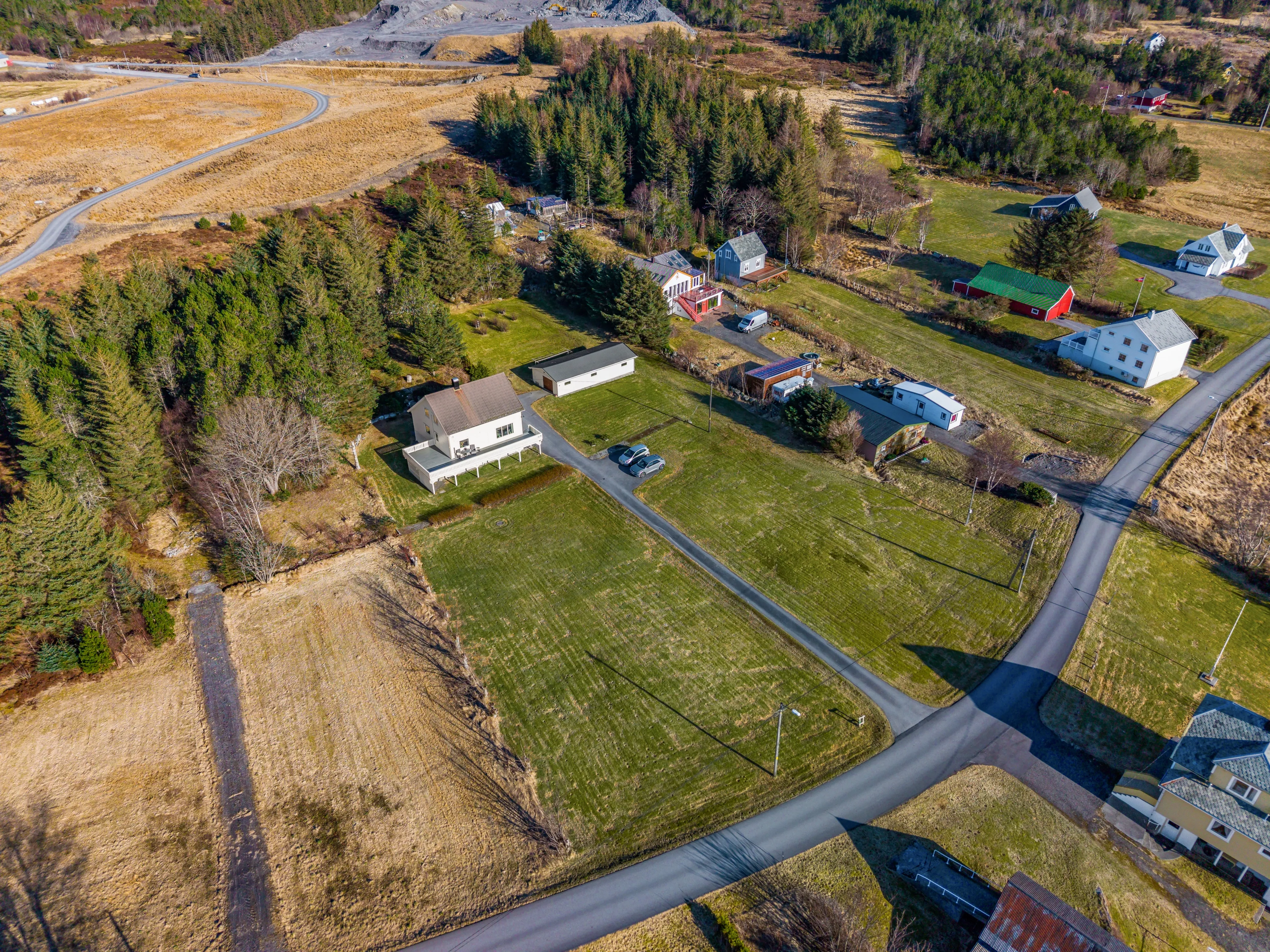 1960s Spacious 5-Bedroom House with Expansive Grounds in Fjørtoft, Norway - View image 46 of 51