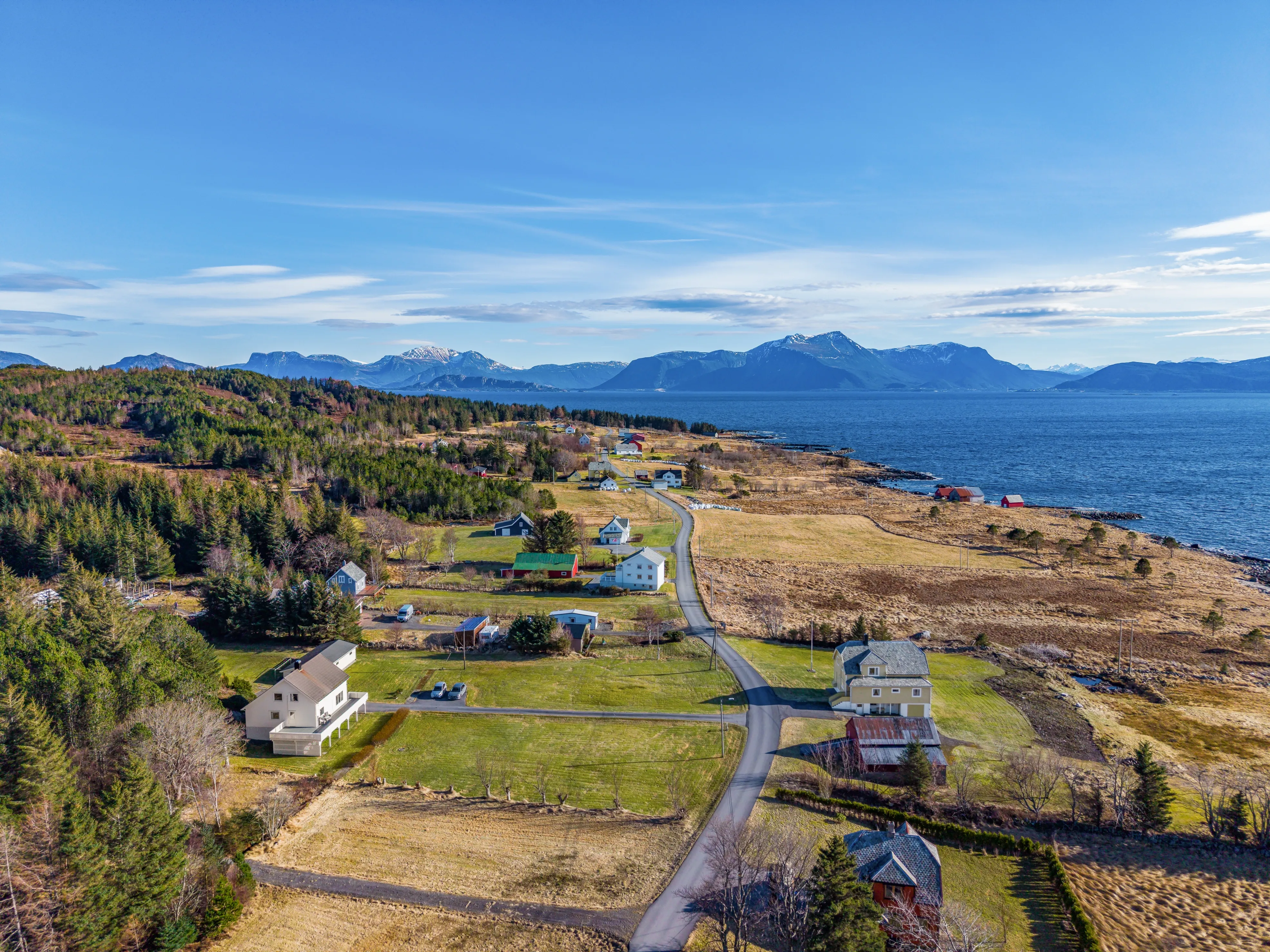 1960s Spacious 5-Bedroom House with Expansive Grounds in Fjørtoft, Norway - View image 47 of 51