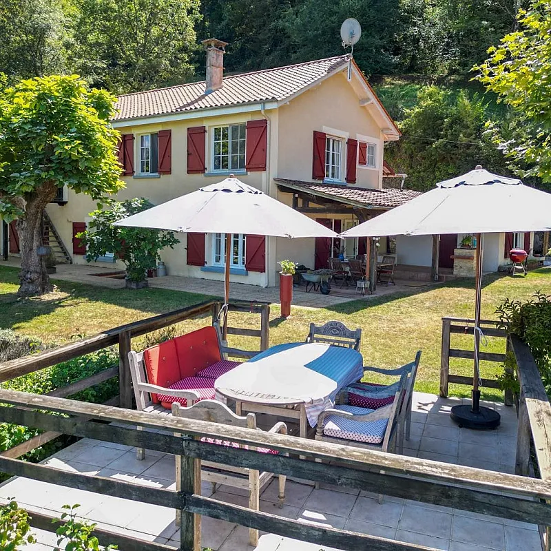 Expansive 4-Bedroom Villa with Infinity Pool and Garden near Dordogne