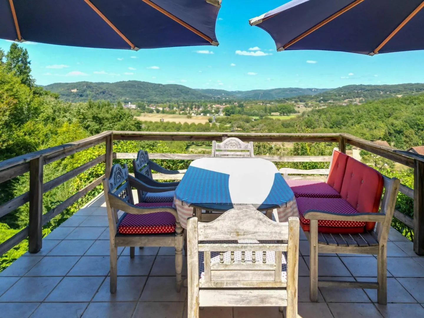 Expansive 4-Bedroom Villa with Infinity Pool and Garden near Dordogne - Image 2