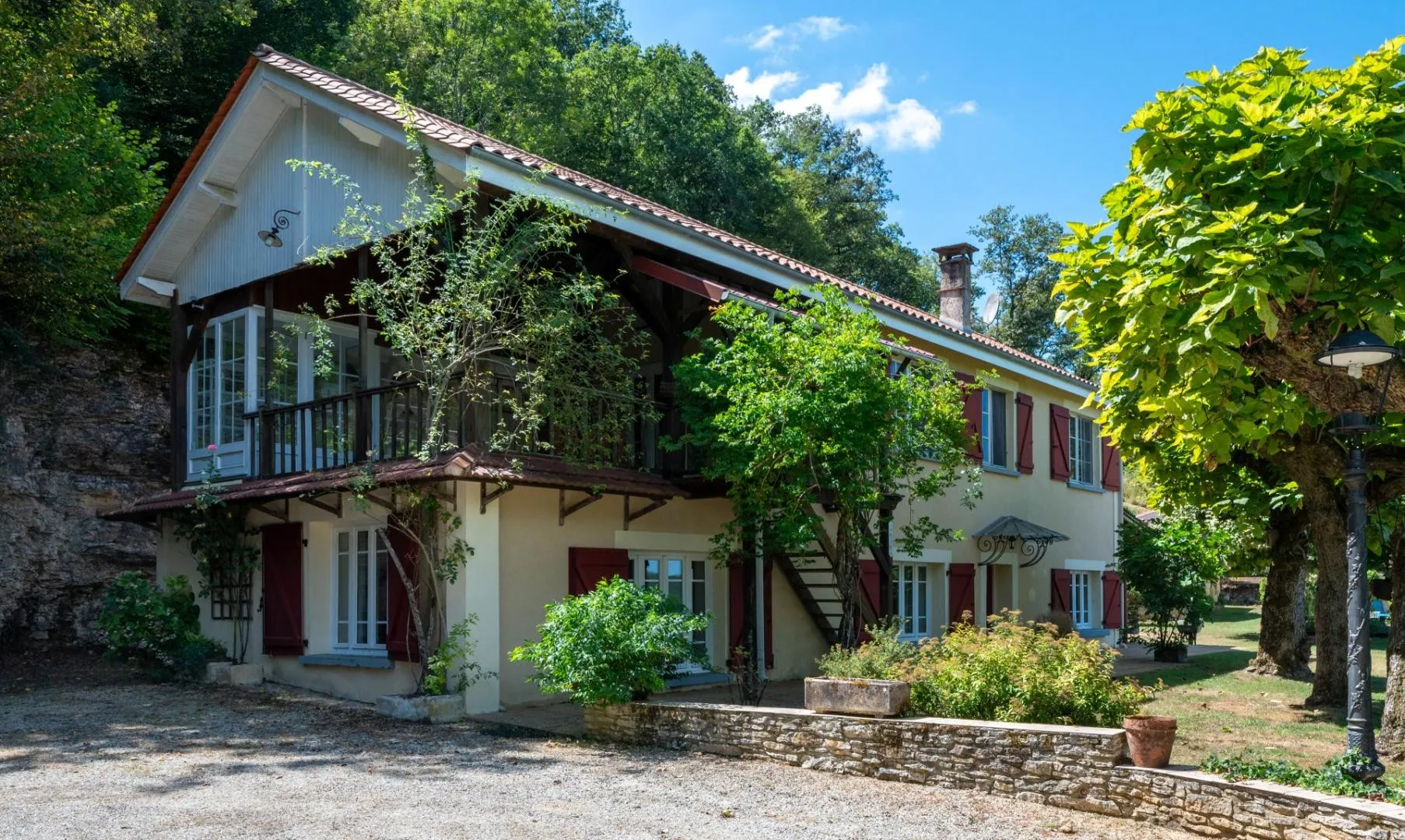 Expansive 4-Bedroom Villa with Infinity Pool and Garden near Dordogne - Image 3
