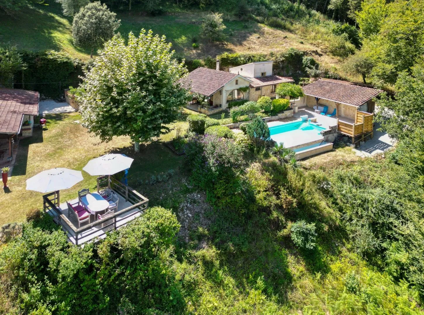 Expansive 4-Bedroom Villa with Infinity Pool and Garden near Dordogne - View image 6 of 32