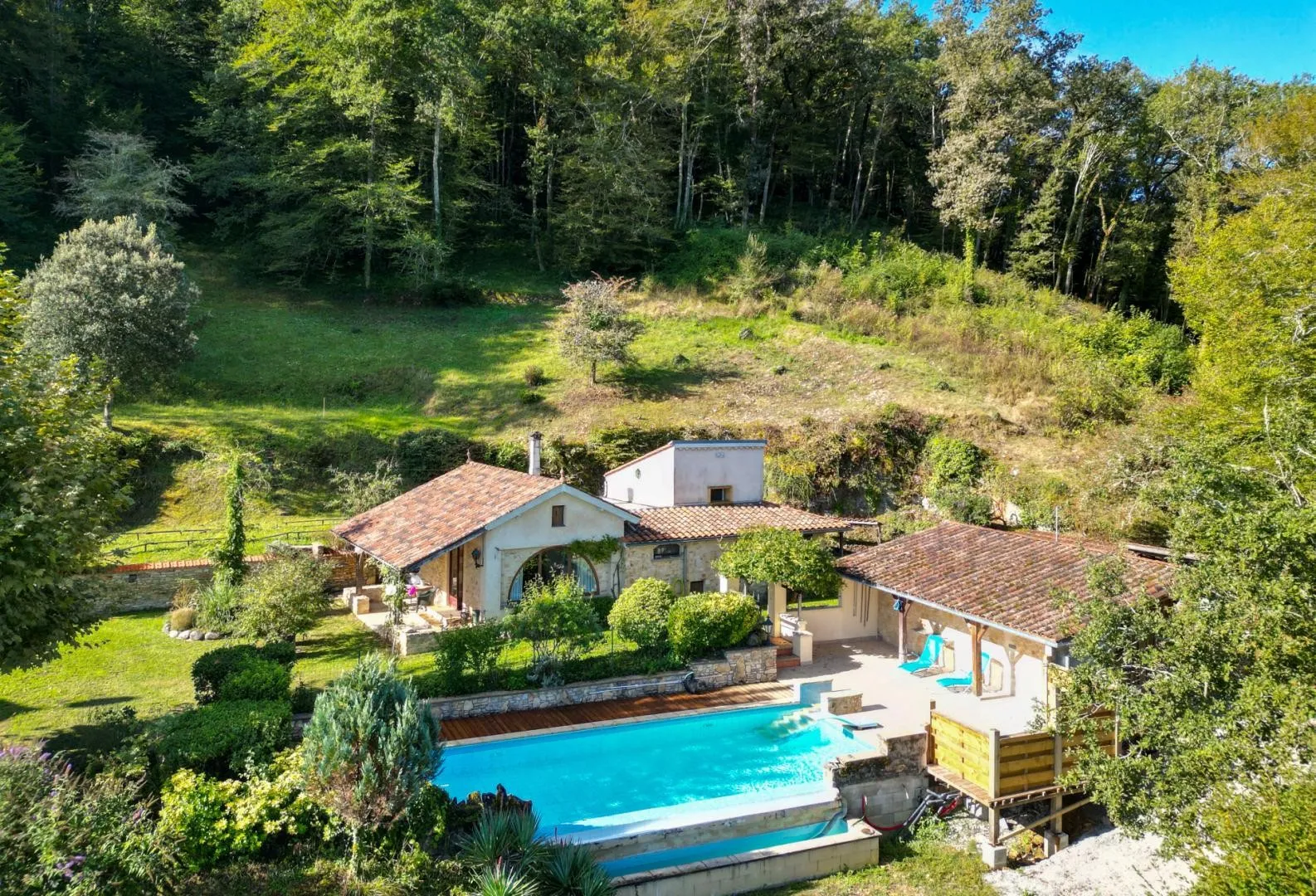 Expansive 4-Bedroom Villa with Infinity Pool and Garden near Dordogne - View image 7 of 32