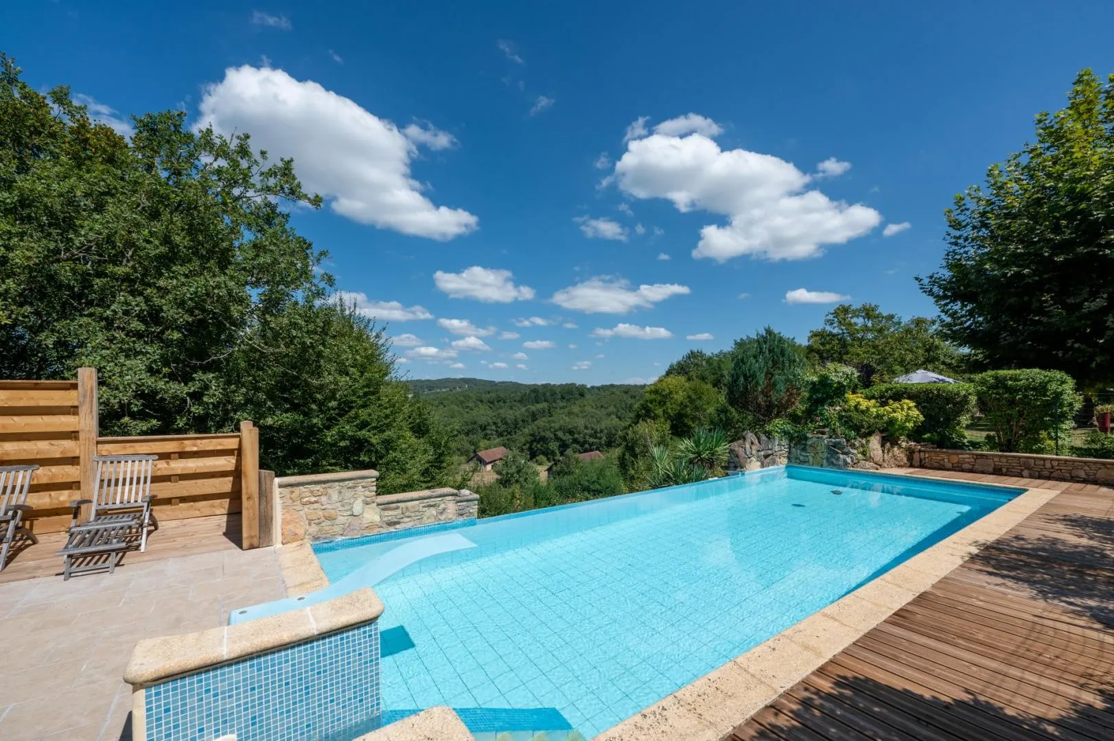 Expansive 4-Bedroom Villa with Infinity Pool and Garden near Dordogne - View image 8 of 32