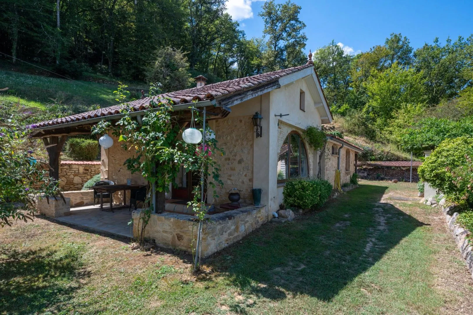 Expansive 4-Bedroom Villa with Infinity Pool and Garden near Dordogne - View image 9 of 32