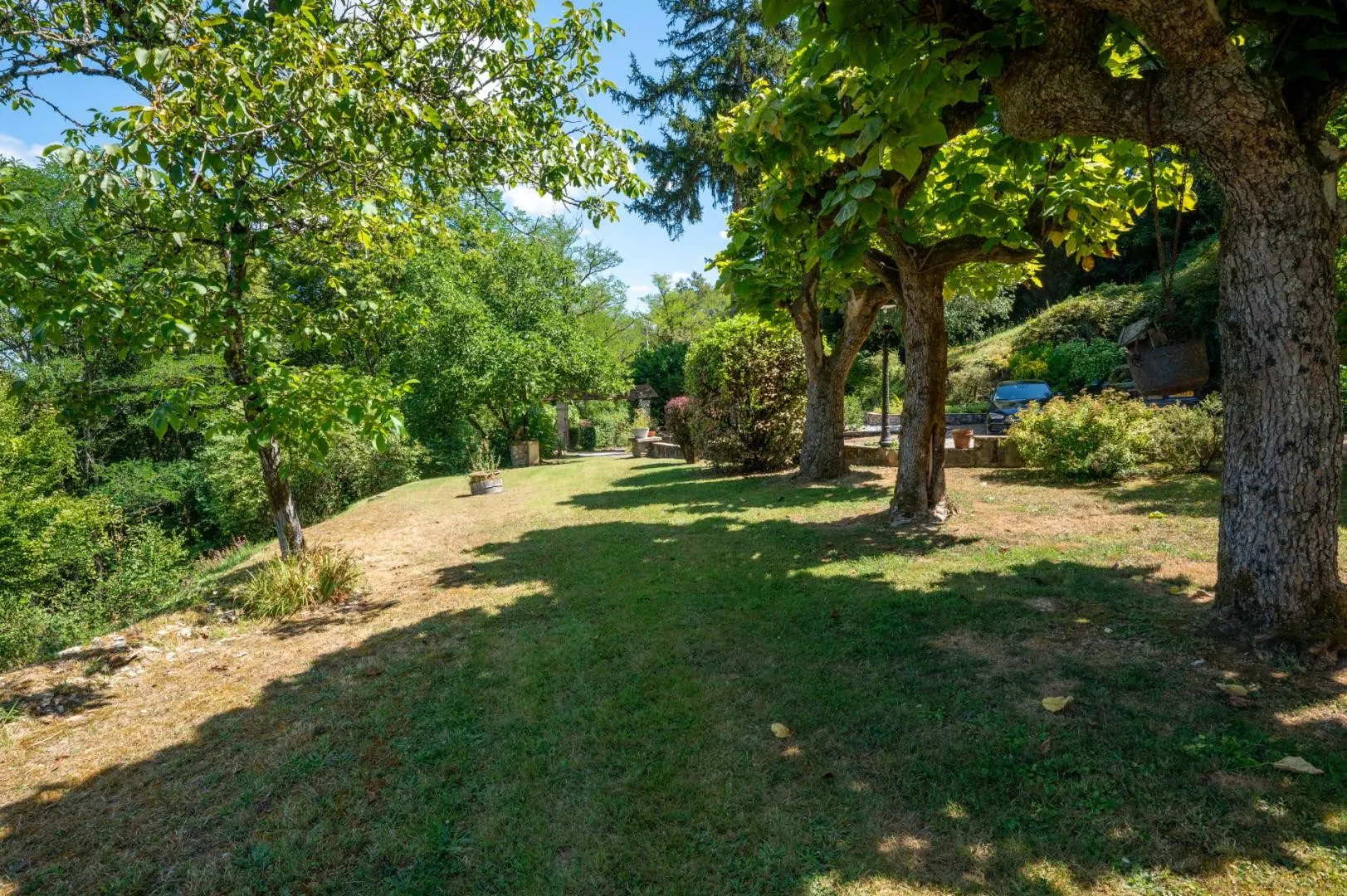 Expansive 4-Bedroom Villa with Infinity Pool and Garden near Dordogne - View image 10 of 32