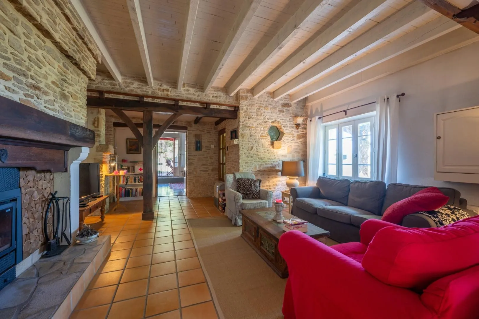 Expansive 4-Bedroom Villa with Infinity Pool and Garden near Dordogne - View image 11 of 32