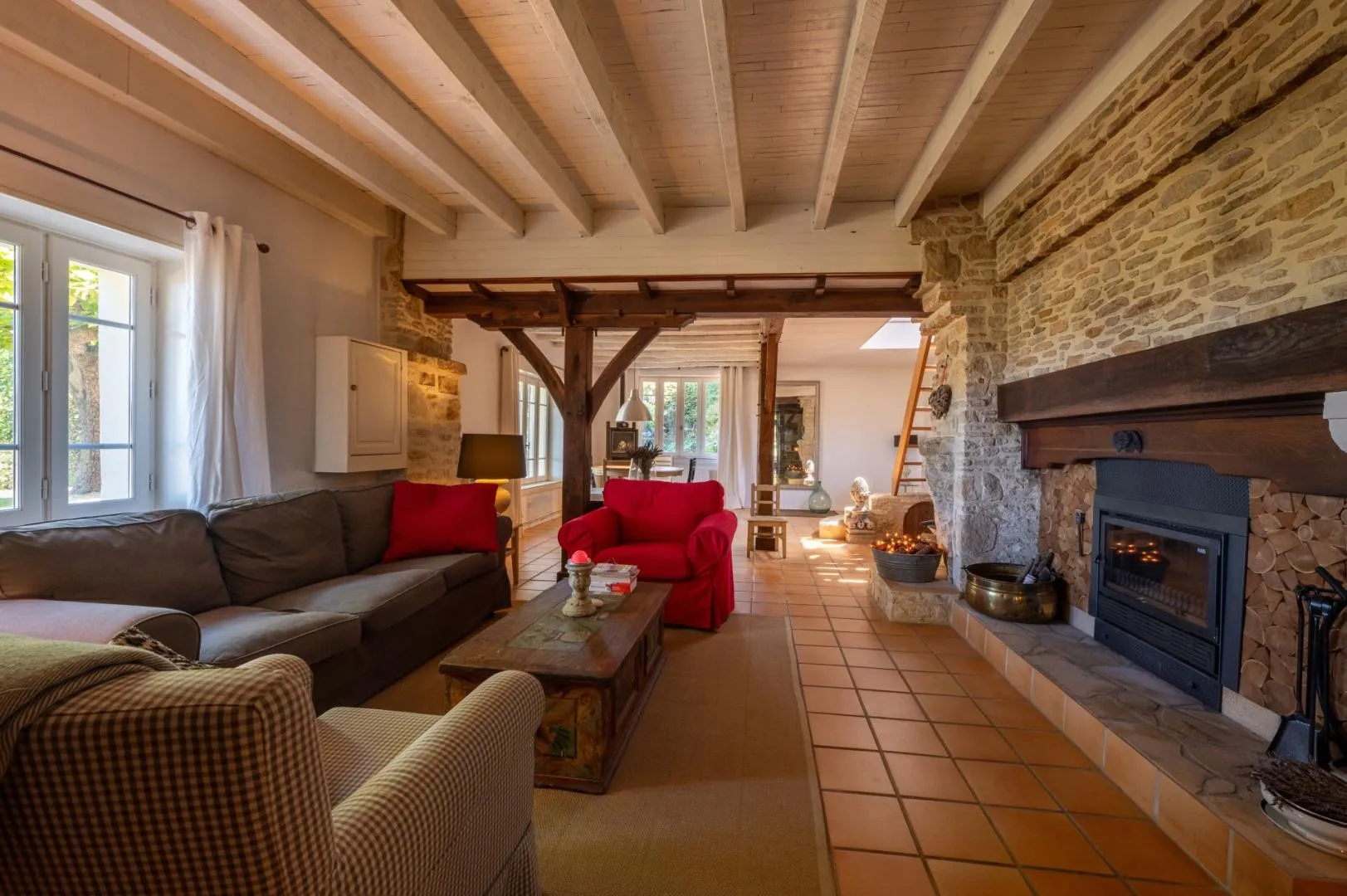 Expansive 4-Bedroom Villa with Infinity Pool and Garden near Dordogne - View image 12 of 32