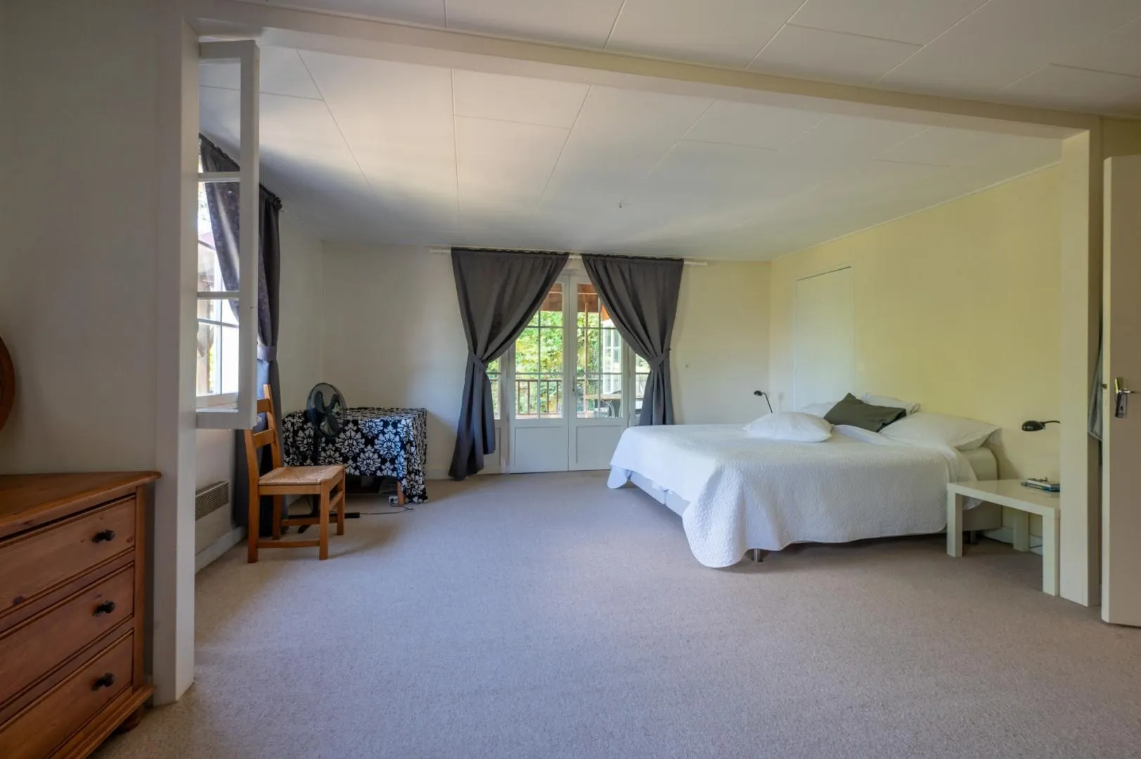 Expansive 4-Bedroom Villa with Infinity Pool and Garden near Dordogne - View image 17 of 32