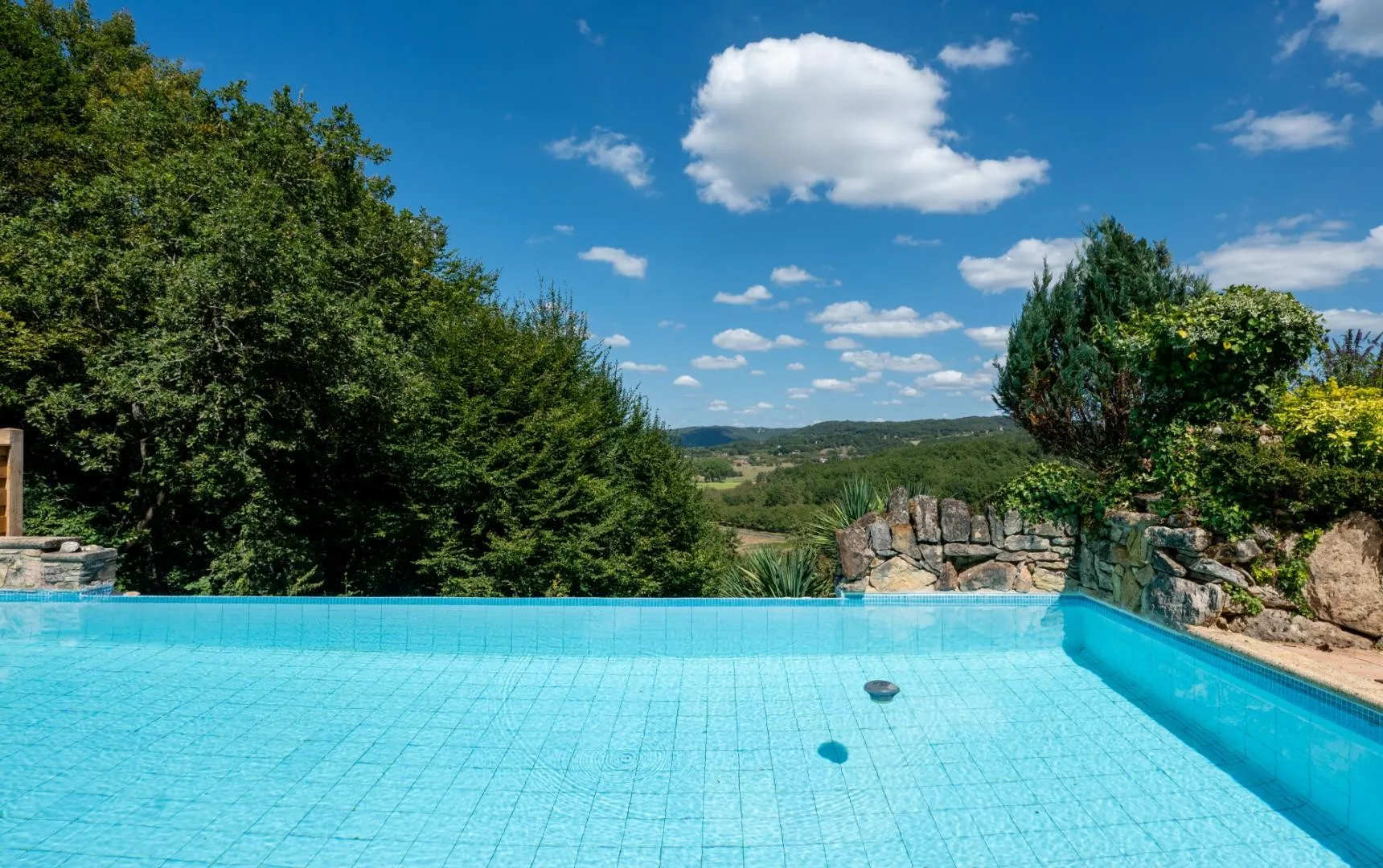 Expansive 4-Bedroom Villa with Infinity Pool and Garden near Dordogne - View image 20 of 32