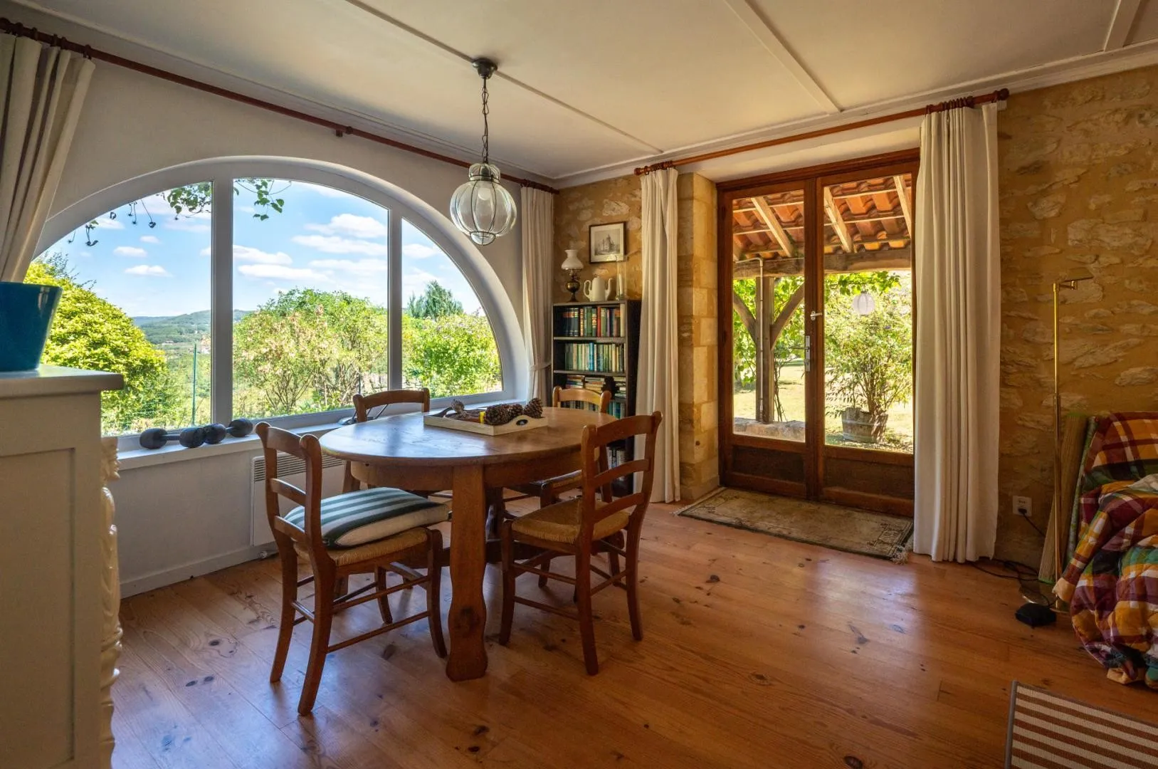 Expansive 4-Bedroom Villa with Infinity Pool and Garden near Dordogne - View image 23 of 32