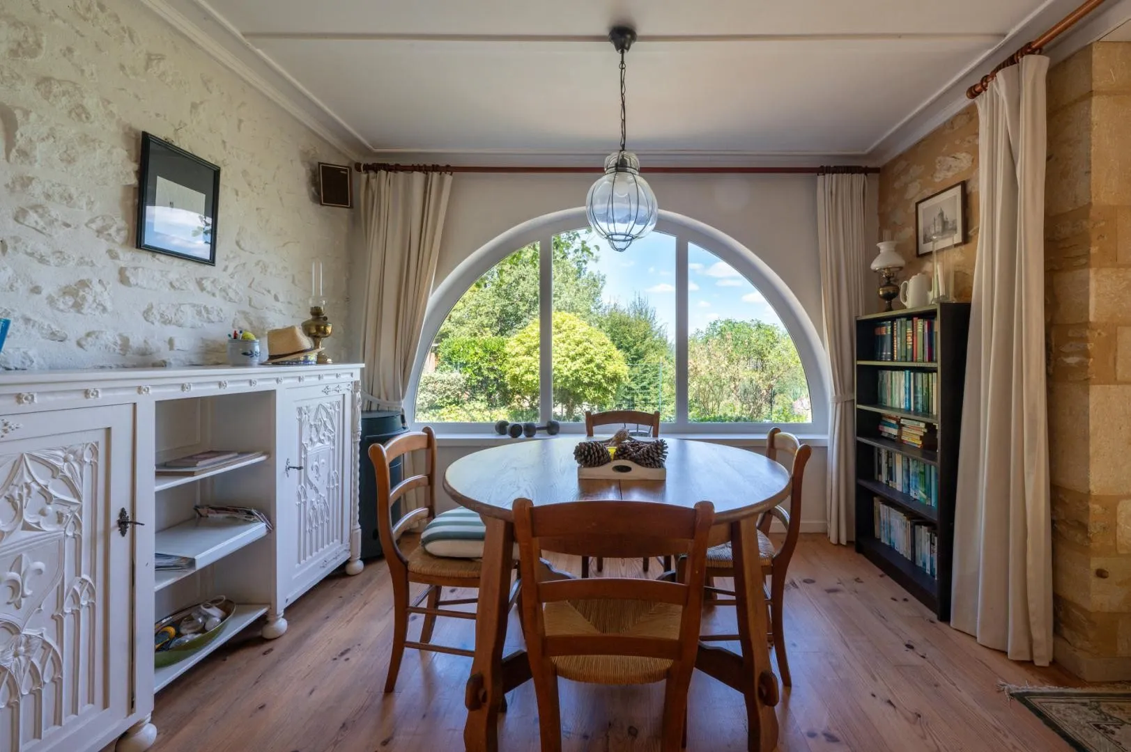 Expansive 4-Bedroom Villa with Infinity Pool and Garden near Dordogne - View image 27 of 32