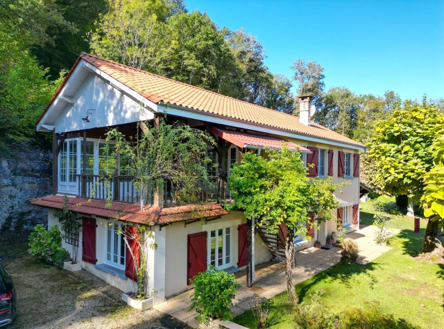 Expansive 4-Bedroom Villa with Infinity Pool and Garden near Dordogne - View image 31 of 32